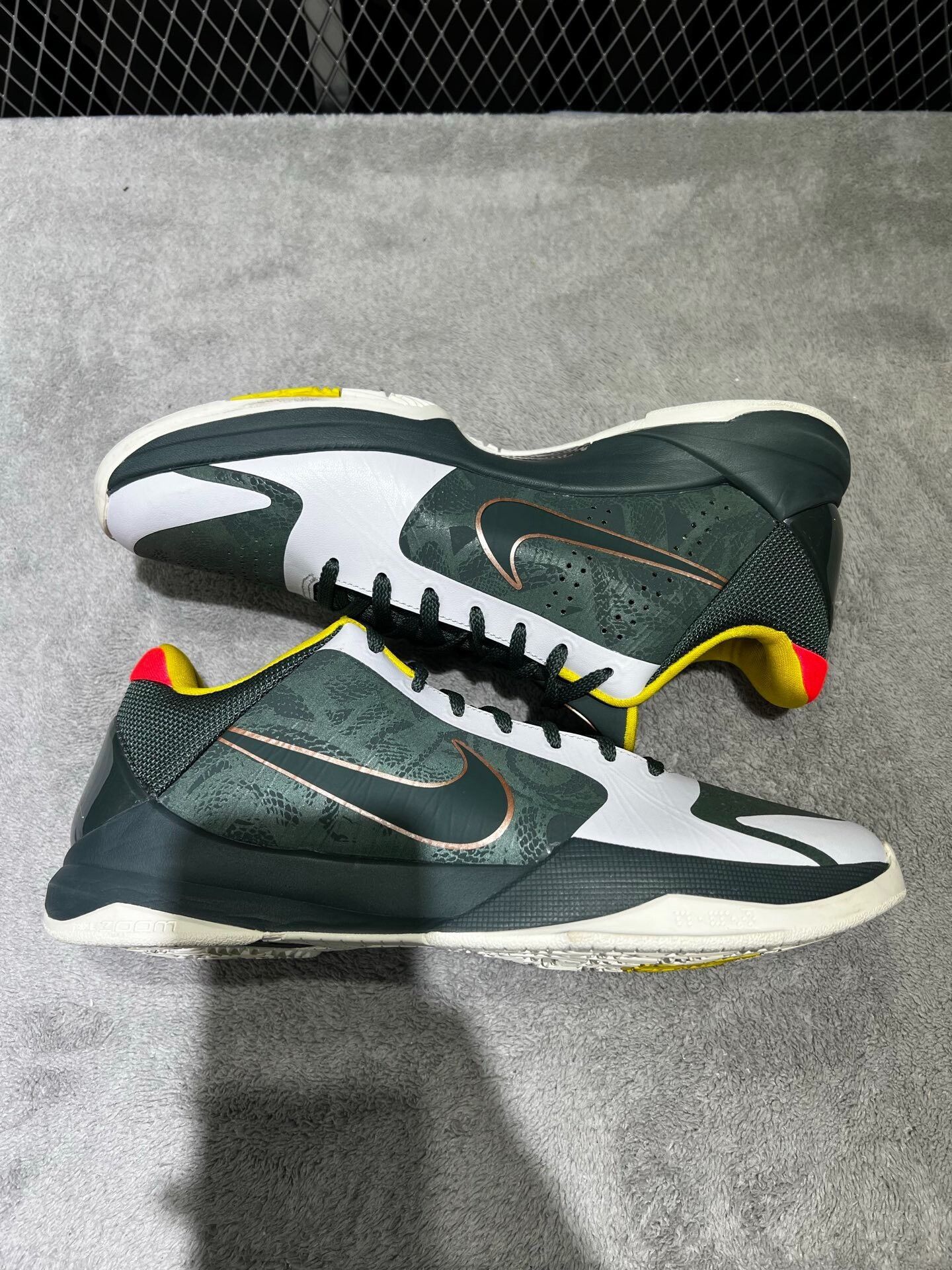 Nike Nike KOBE 5 Green Lowtop Sneakers 44 Men Size US 10.5 / EU 43-44 - 4 Thumbnail