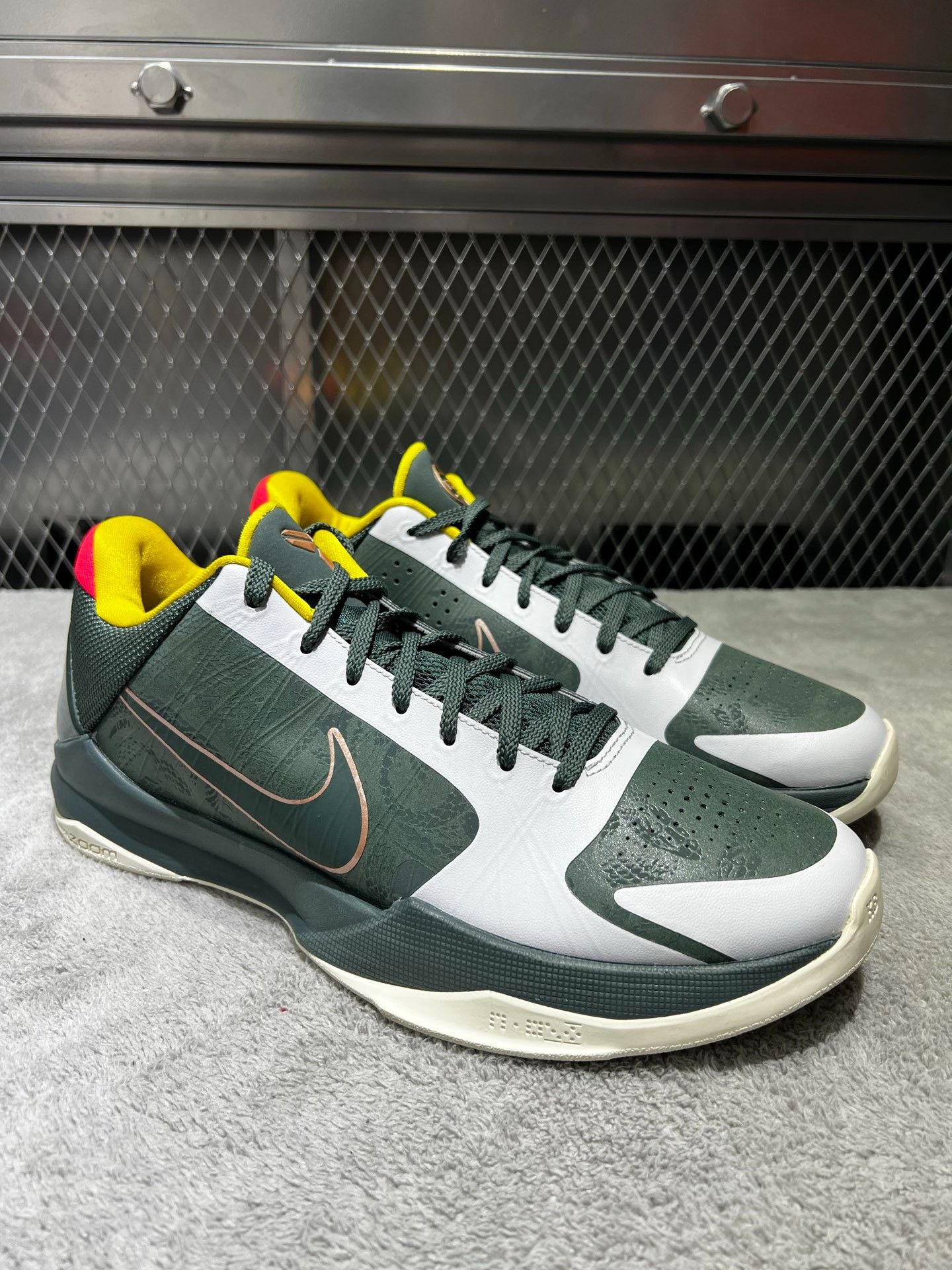 Nike Nike KOBE 5 Green Lowtop Sneakers 44 Men Size US 10.5 / EU 43-44 - 3 Thumbnail