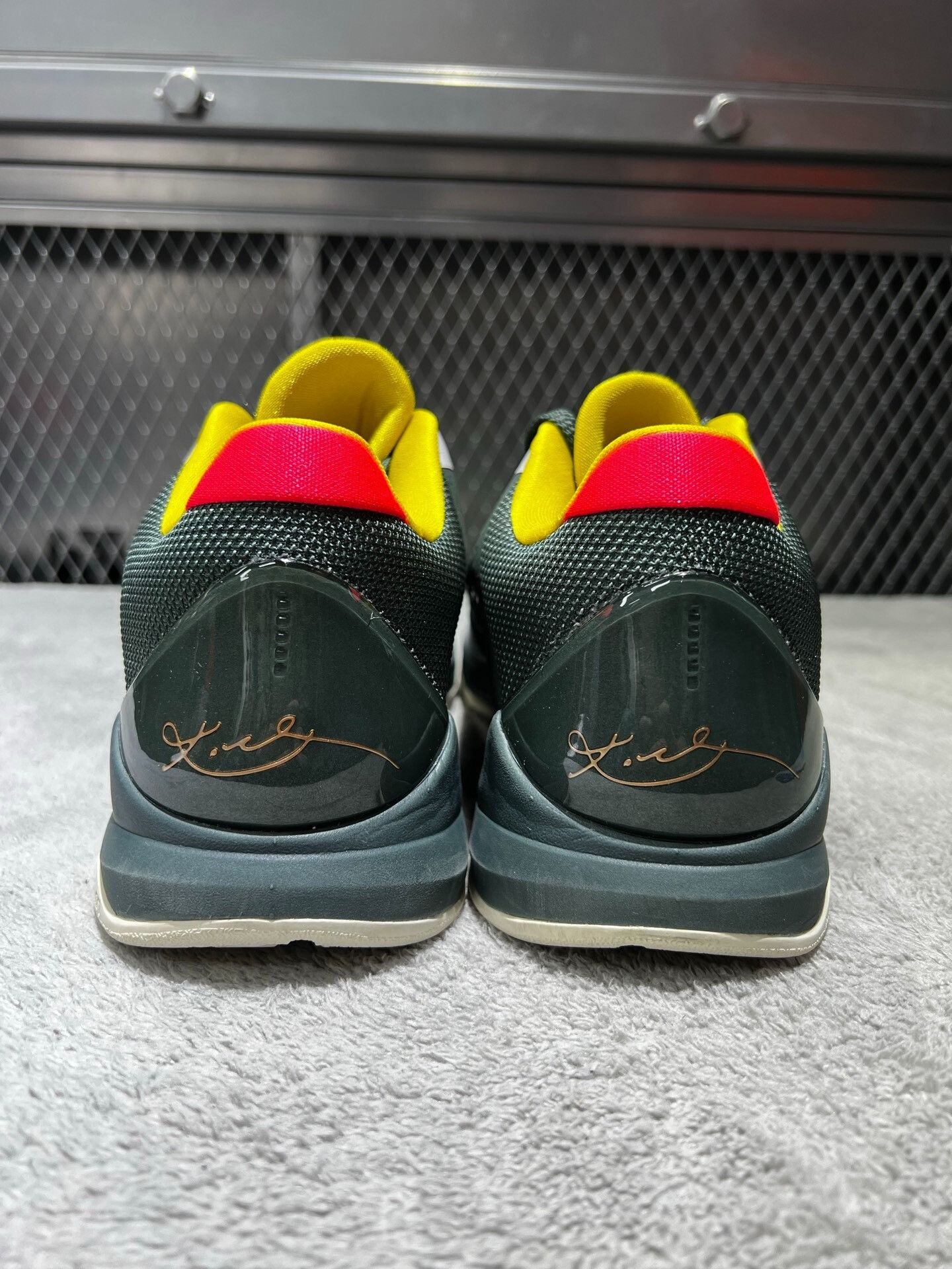Nike Nike KOBE 5 Green Lowtop Sneakers 44 Men Size US 10.5 / EU 43-44 - 6 Thumbnail
