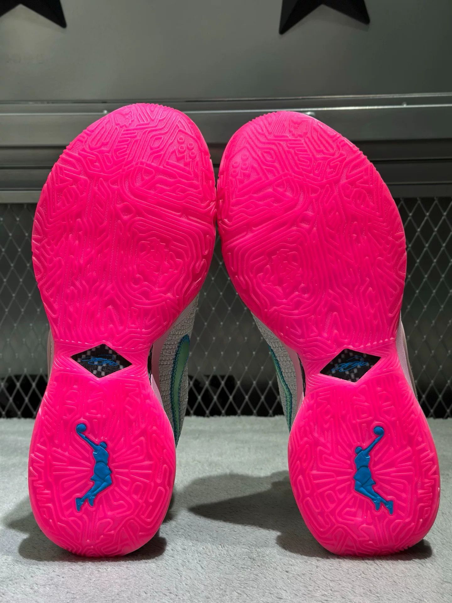 Nike Nike LEBRON 20 Pink Lowtop Sneakers 44.5 Men Size US 11 / EU 44 - 5 Thumbnail