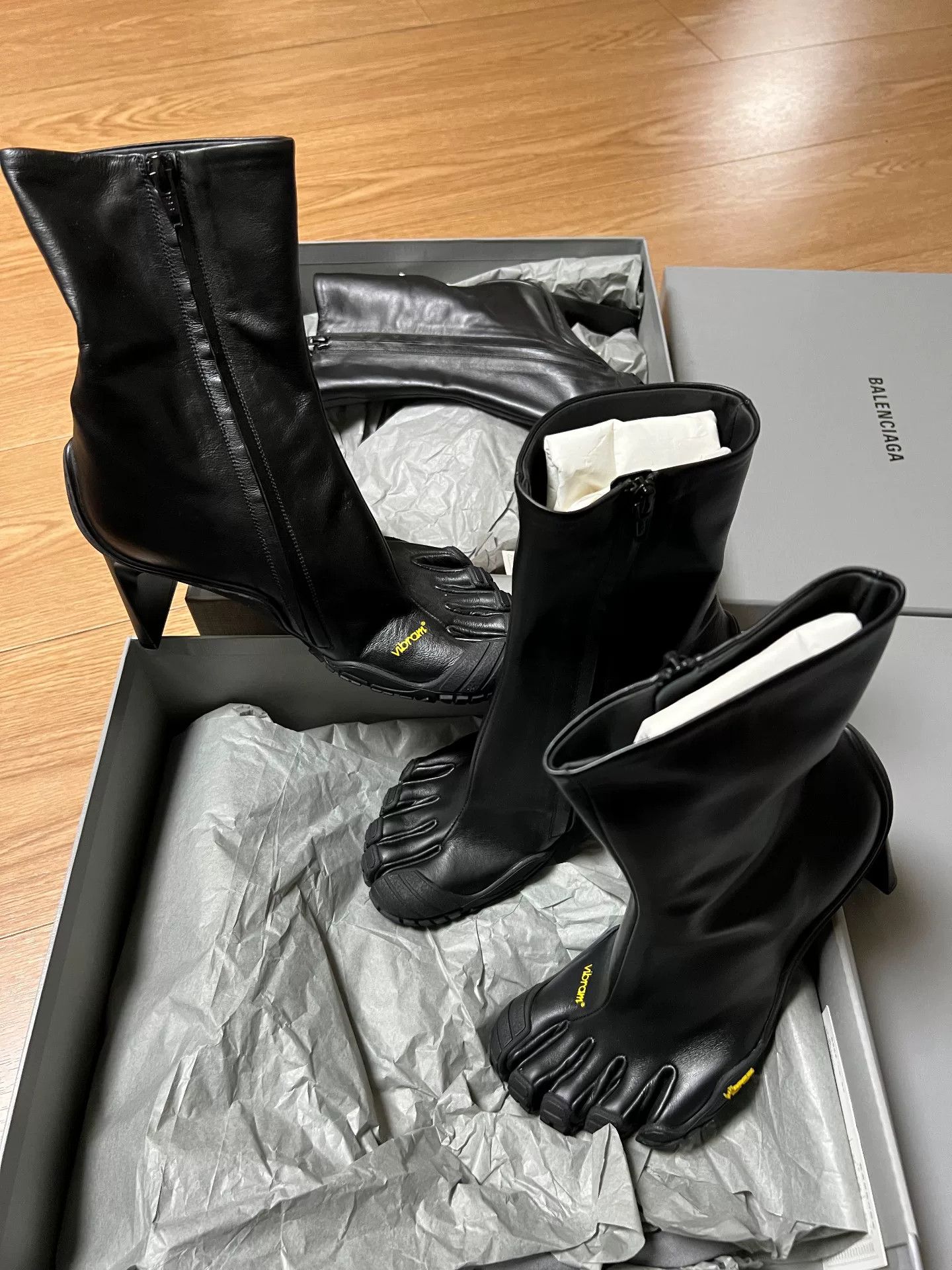 Balenciaga Balenciaga Full Leather Vibram Five-Toe Shoes Size US 5 / IT 35 - 2 Thumbnail