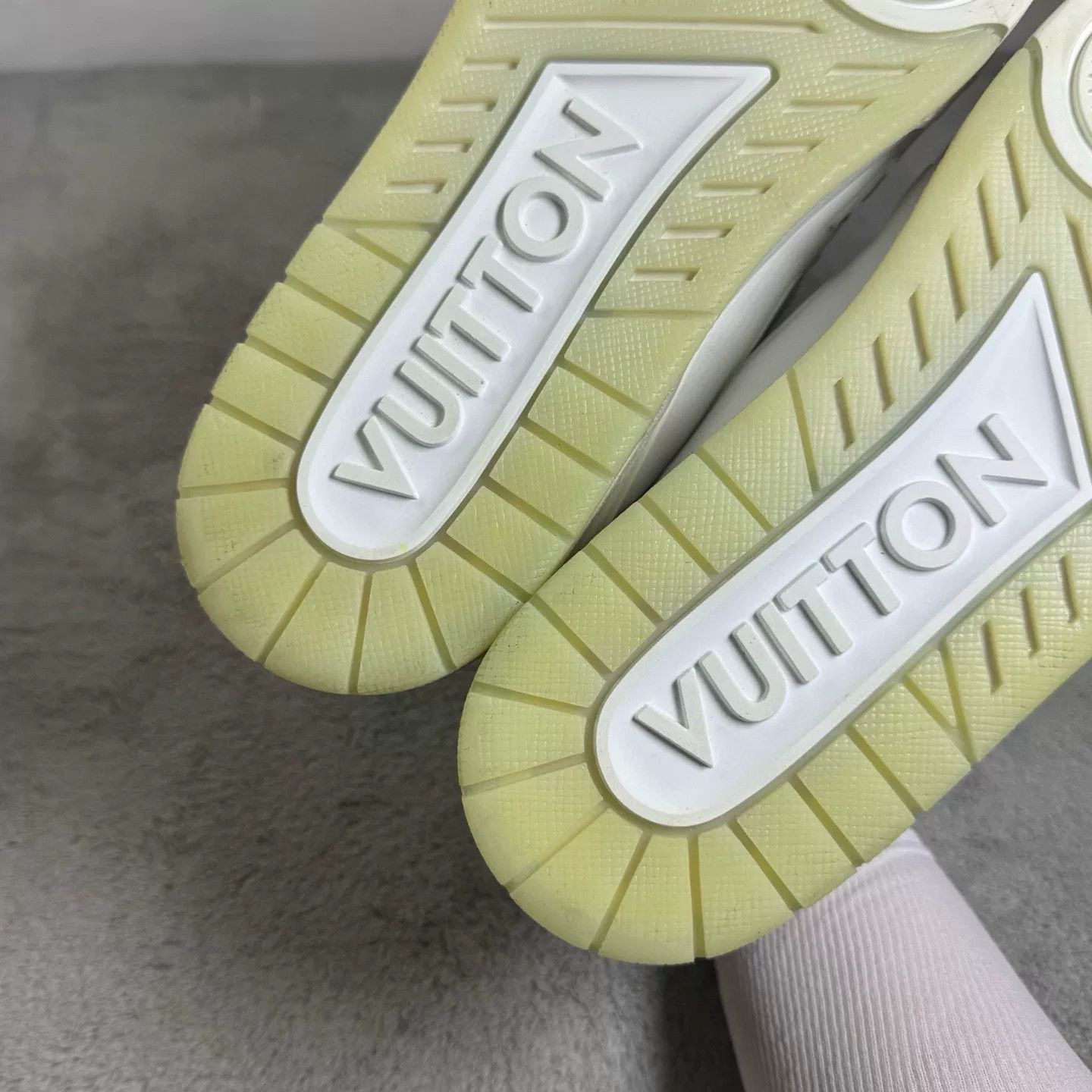 Louis Vuitton Louis Vuitton Training White Lowtop Sneakers 42 Men Size US 9 / EU 42 - 6 Thumbnail