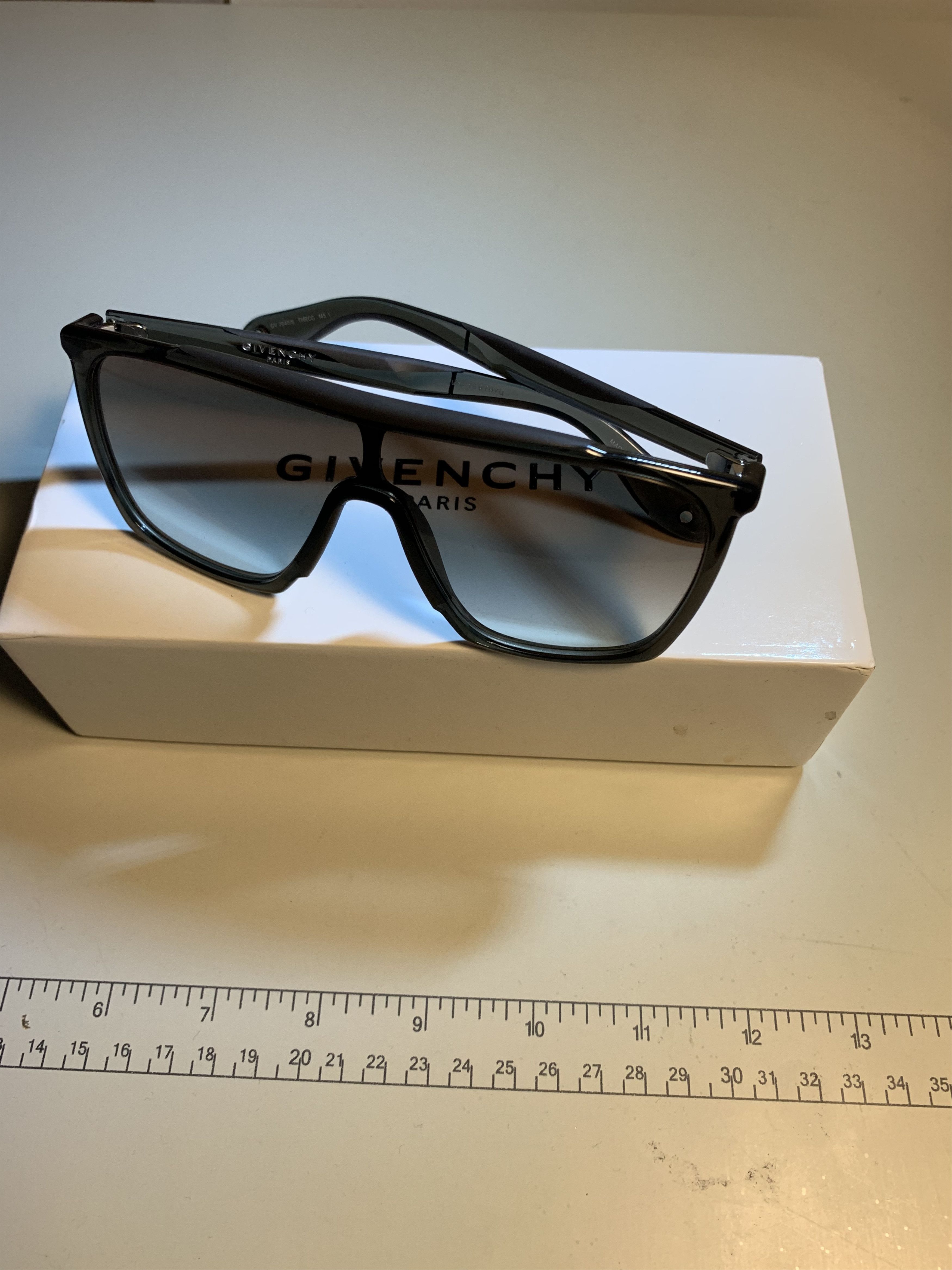 Givenchy 7040 2024