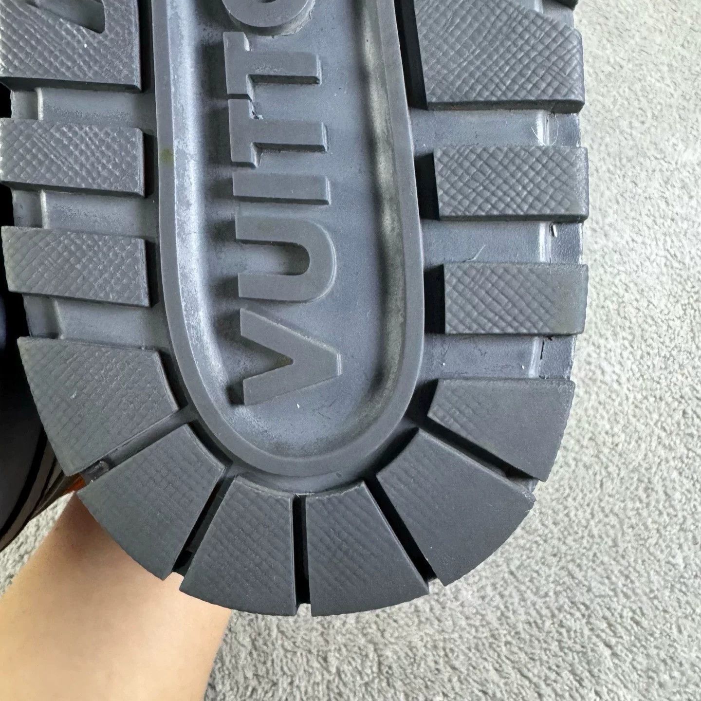 Louis Vuitton Louis Vuitton Training Gray Lowtop Sneakers 44 Men Size US 10.5 / EU 43-44 - 5 Thumbnail
