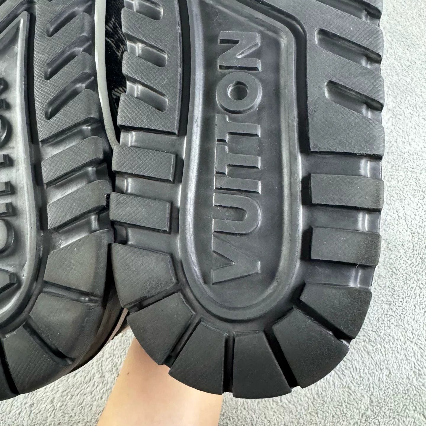 Louis Vuitton Louis Vuitton Training Black Lowtop Sneakers 44 Men Size US 10.5 / EU 43-44 - 6 Thumbnail