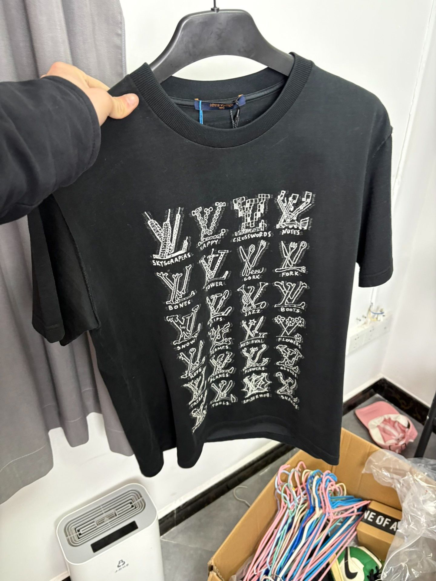 Louis Vuitton Louis Vuitton Retro Black T-Shirt L Men Size US L / EU 52-54 / 3 - 7 Thumbnail