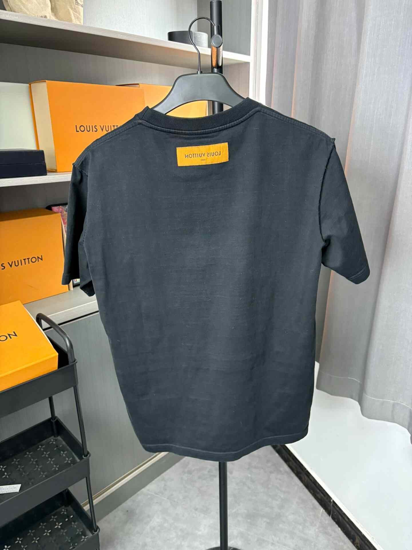 Louis Vuitton Louis Vuitton Retro Black T-Shirt L Men Size US L / EU 52-54 / 3 - 4 Thumbnail