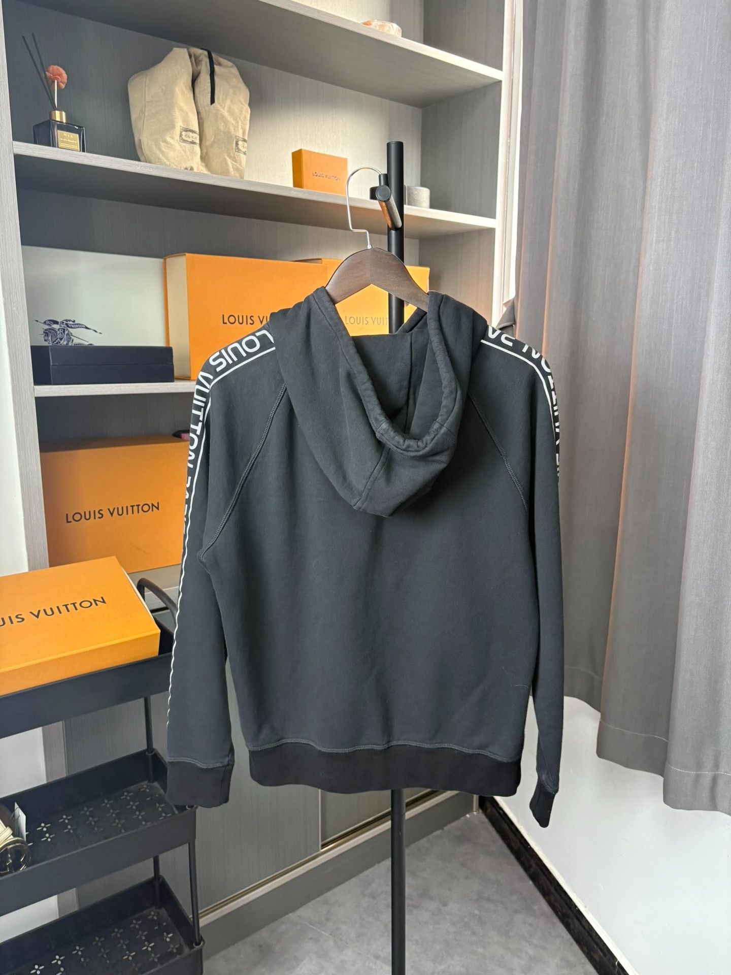 Louis Vuitton Louis Vuitton Black Hoodie M Men Size US M / EU 48-50 / 2 - 3 Thumbnail