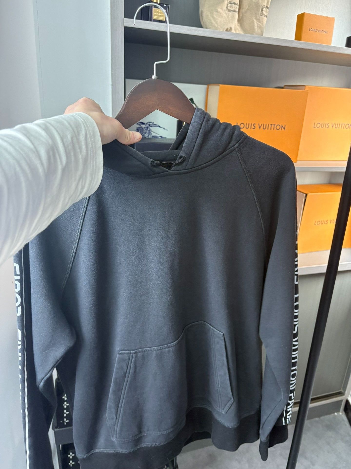 Louis Vuitton Louis Vuitton Black Hoodie M Men Size US M / EU 48-50 / 2 - 5 Thumbnail