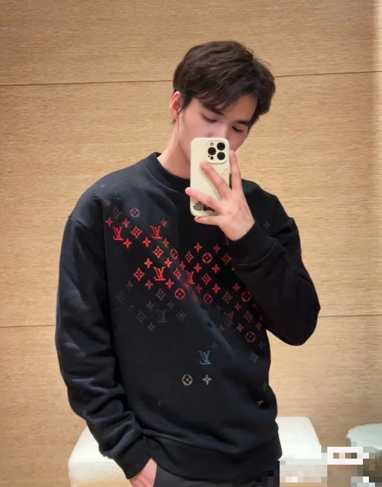 Louis Vuitton Louis Vuitton FW23 Logo Crewneck Sweatshirt Size US L / EU 52-54 / 3 - 8 Thumbnail