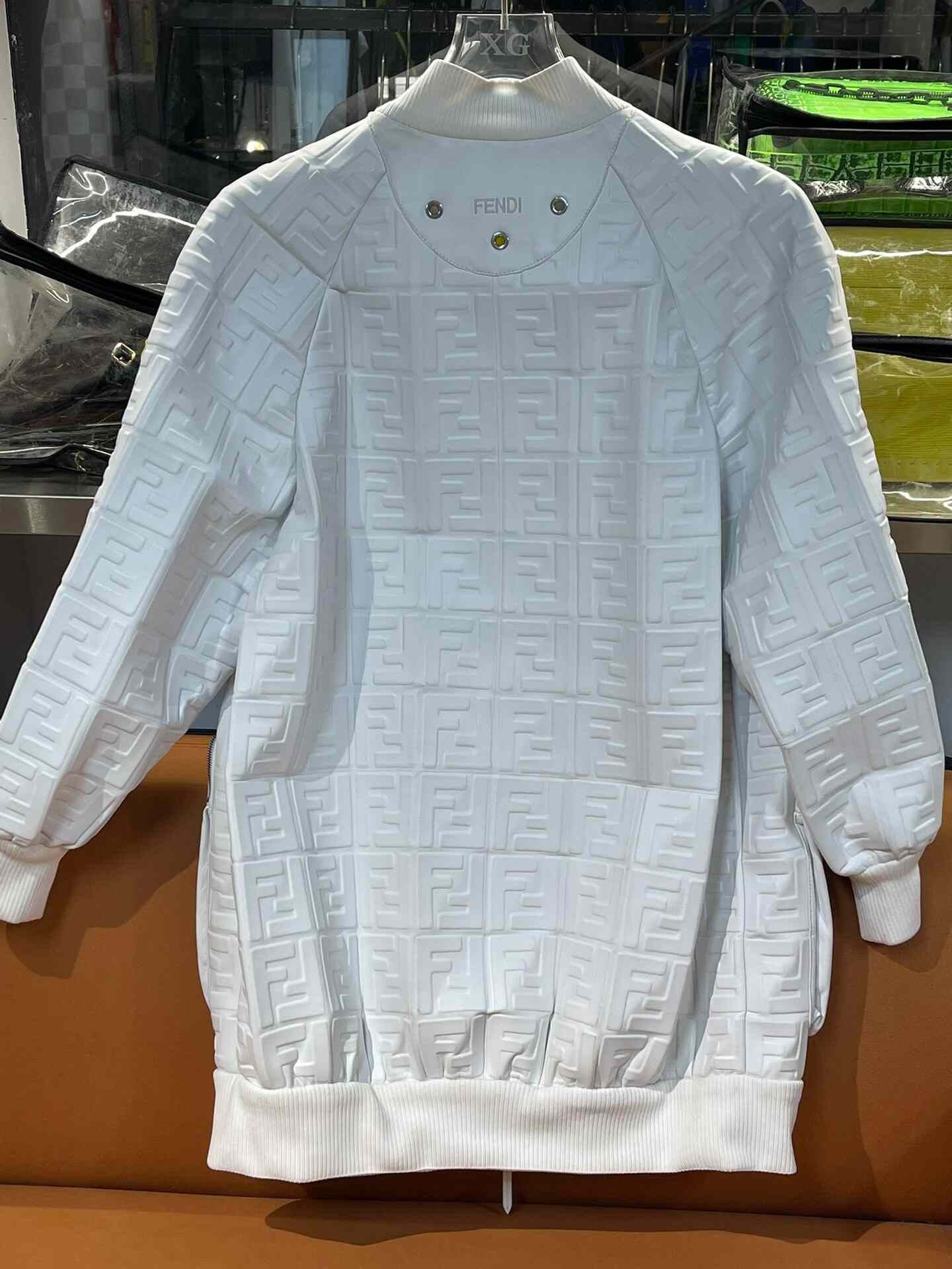 Fendi Fendi Oversized Logo Embossed Runway Coat Size S / US 4 / IT 40 - 2 Thumbnail