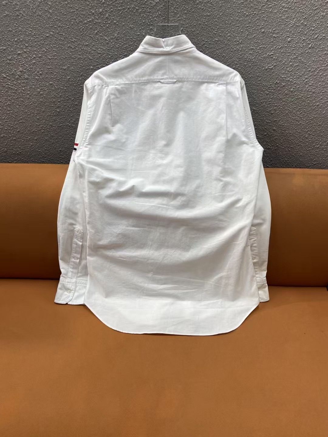 Thom Browne THOM BROWNE White Classic Armband Stripe Shirt Size US XL / EU 56 / 4 - 2 Thumbnail