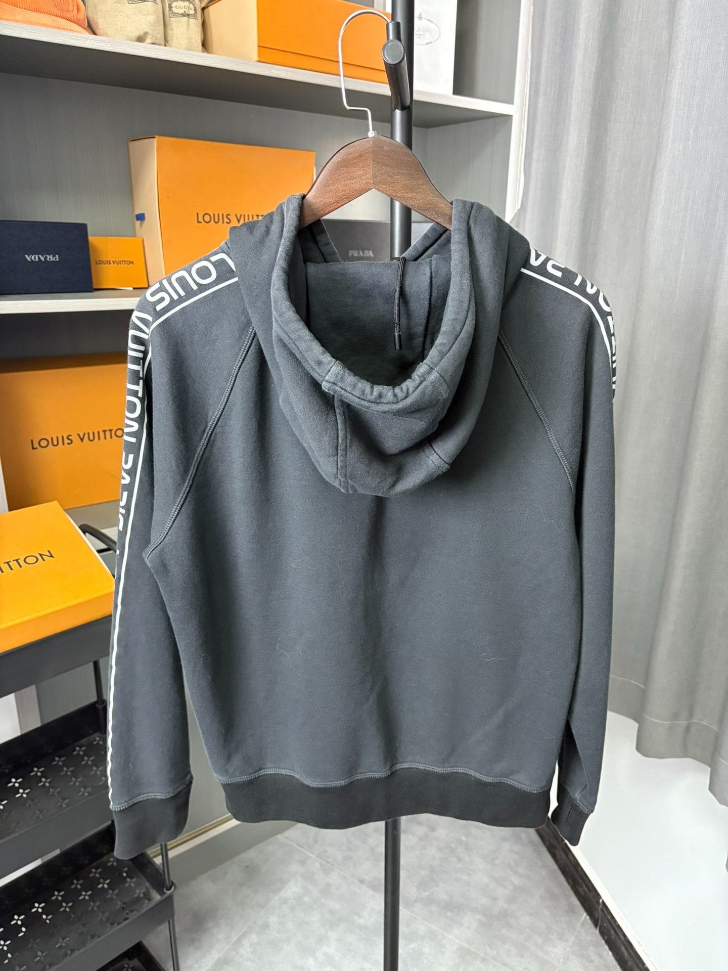 Louis Vuitton Louis Vuitton Retro Black Hoodie M Men Size US M / EU 48-50 / 2 - 2 Thumbnail