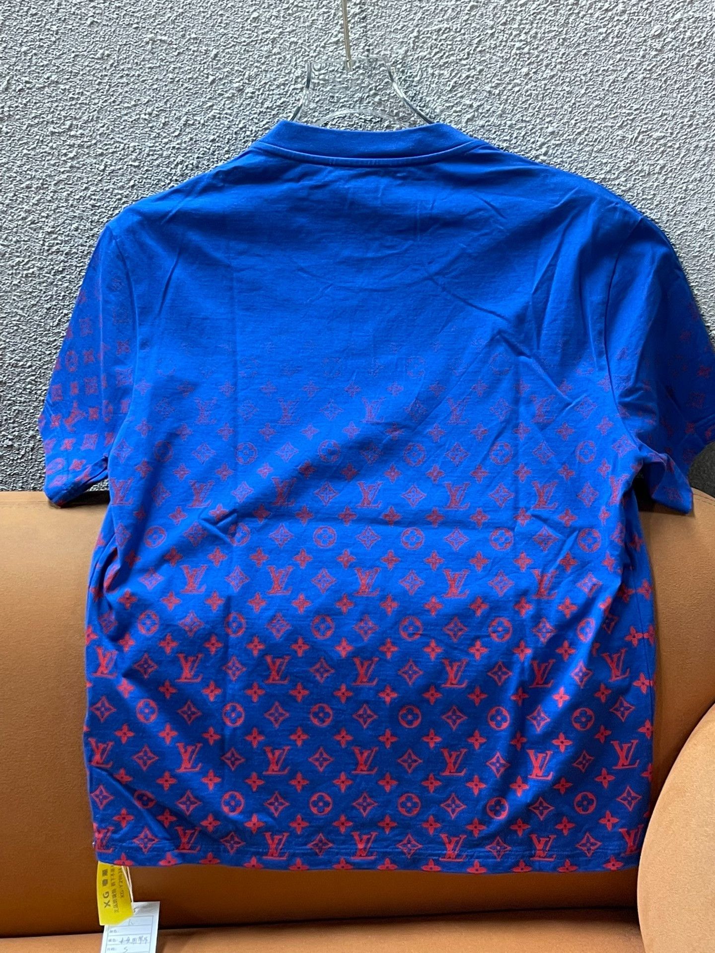 Louis Vuitton Louis Vuitton Gradient Logo Men's T-Shirt Size US S / EU 44-46 / 1 - 2 Thumbnail