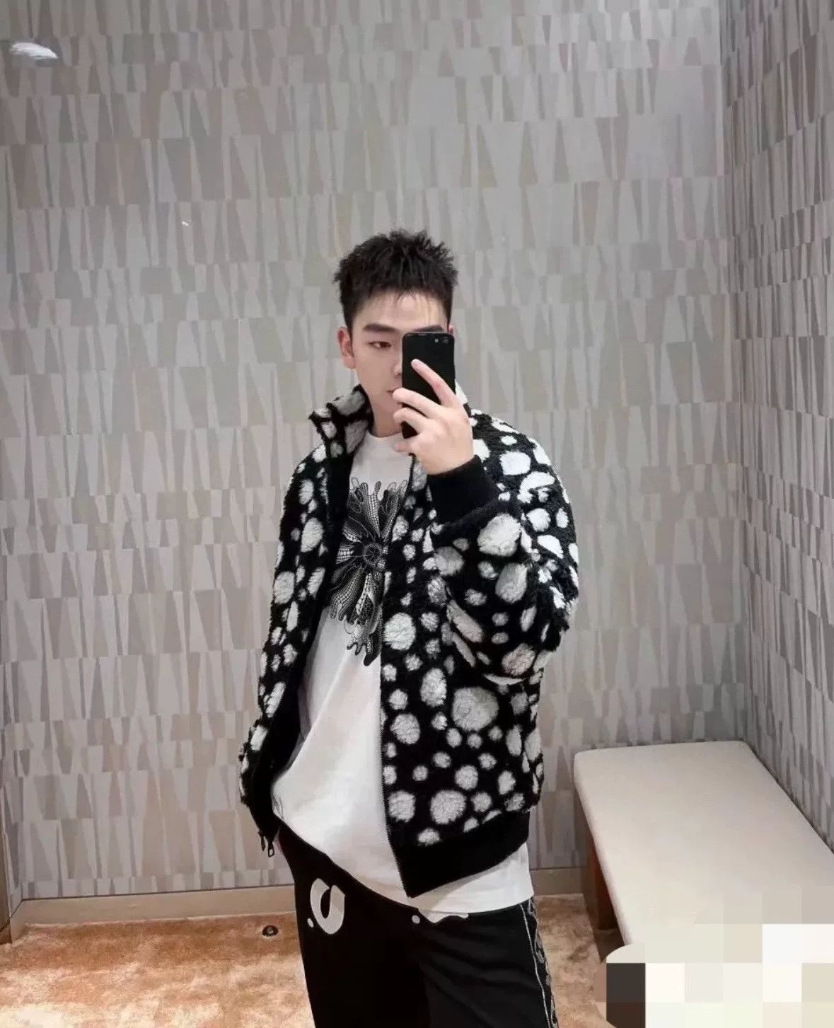 Louis Vuitton Louis Vuitton x Yayoi Kusama Polka Dot Fleece Jacket Size US M / EU 48-50 / 2 - 9 Thumbnail
