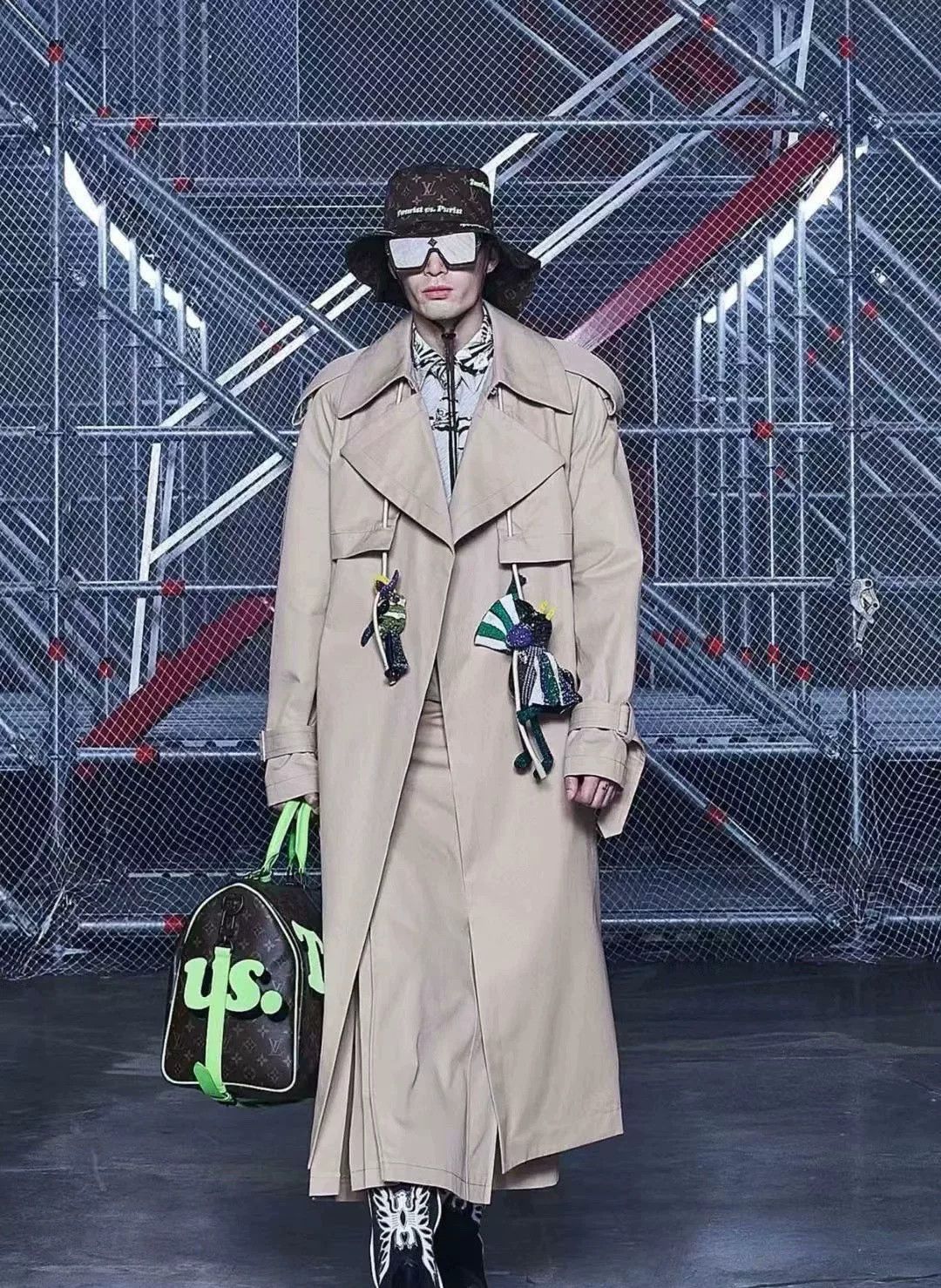 Louis Vuitton Louis Vuitton Logo Doll Decoration Men's Trench Coat Size US M / EU 48-50 / 2 - 8 Thumbnail