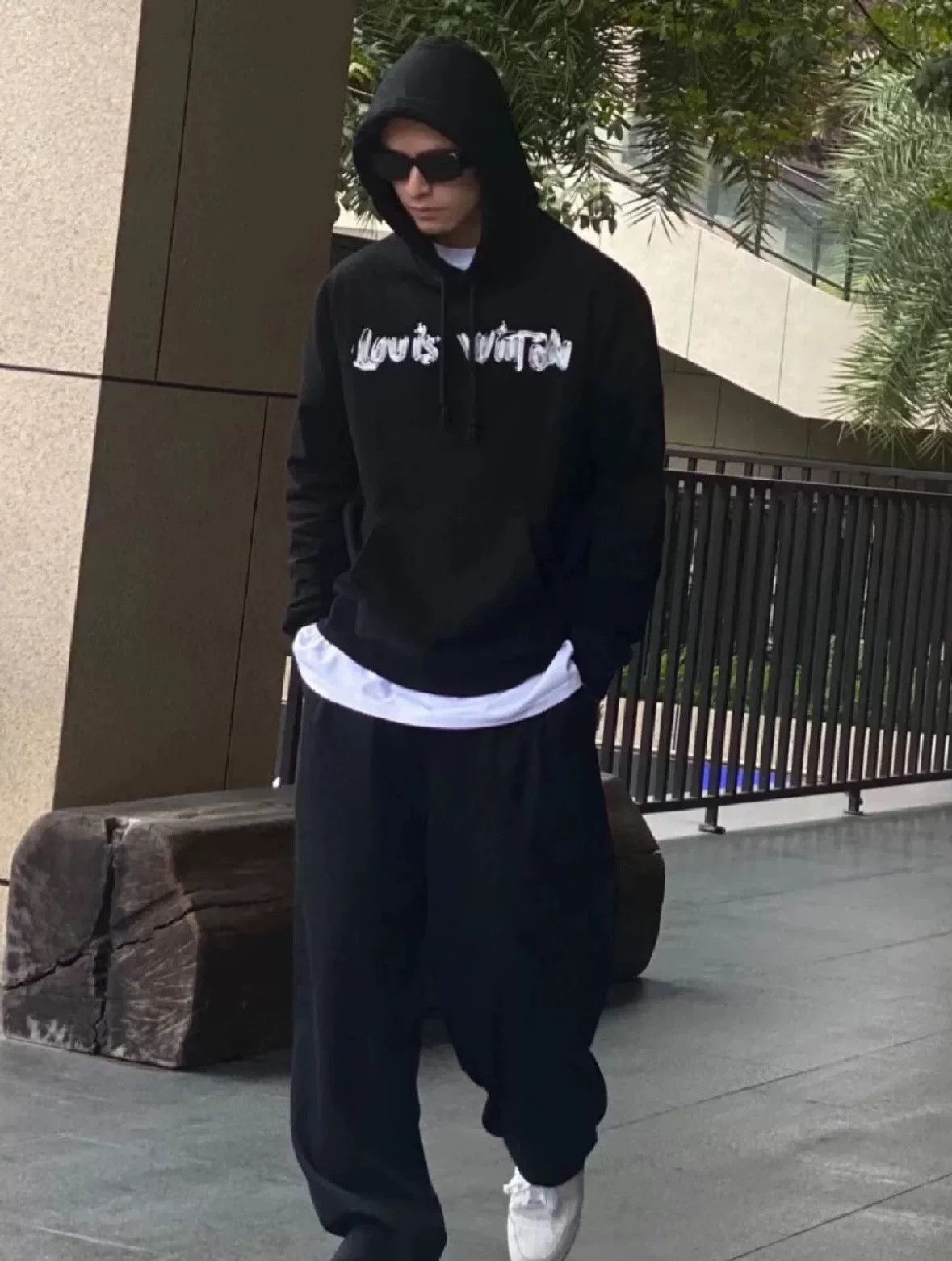 Louis Vuitton Louis Vuitton SS22 Logo Print Men's Hoodie Size US XL / EU 56 / 4 - 8 Thumbnail