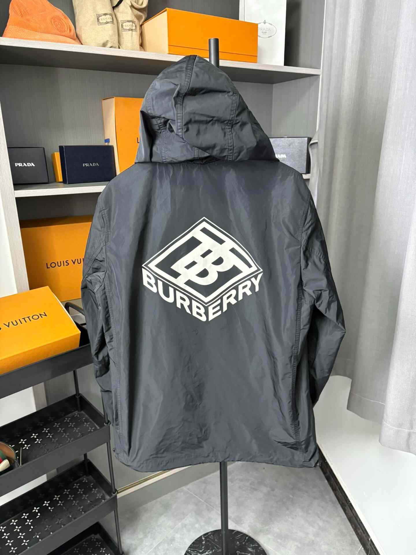 Burberry Burberry Black Light Jacket 50 Men Size US XL / EU 56 / 4 - 2 Thumbnail