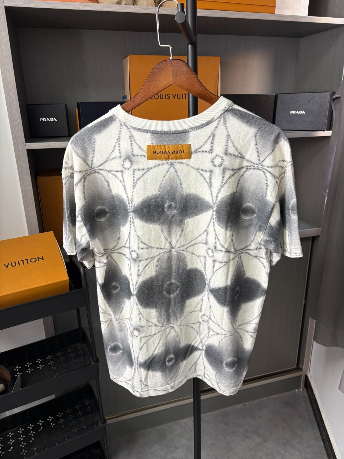 Louis Vuitton Louis Vuitton Printed White T-Shirt S Men Size US S / EU 44-46 / 1 - 3 Thumbnail