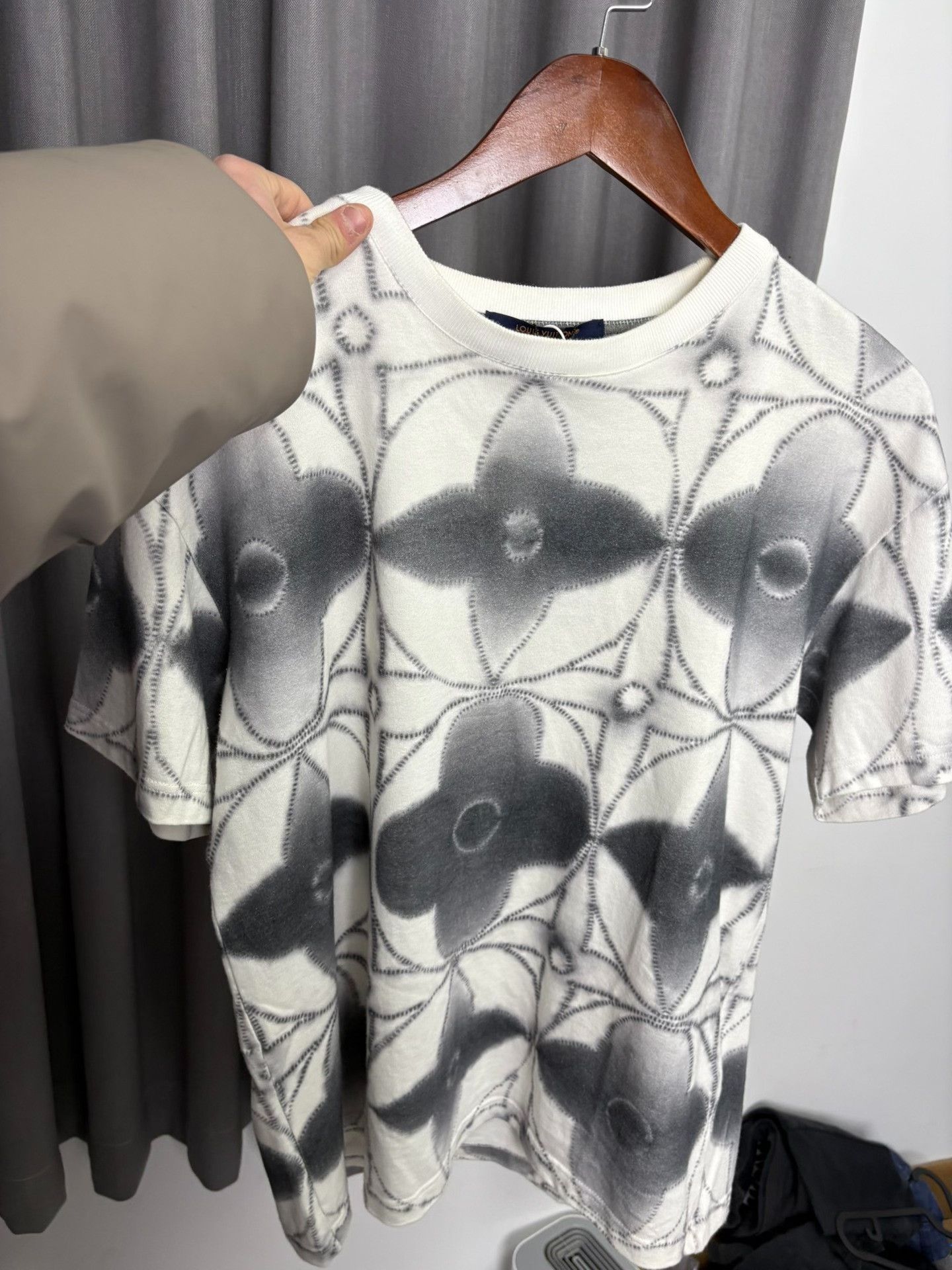 Louis Vuitton Louis Vuitton Printed White T-Shirt S Men Size US S / EU 44-46 / 1 - 6 Thumbnail
