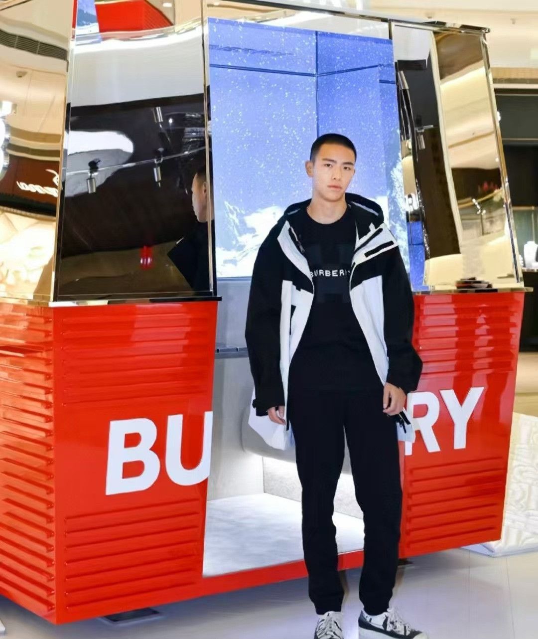 Burberry Burberry Letter Logo Outdoor Functional Hooded Jacket Size US S / EU 44-46 / 1 - 3 Thumbnail