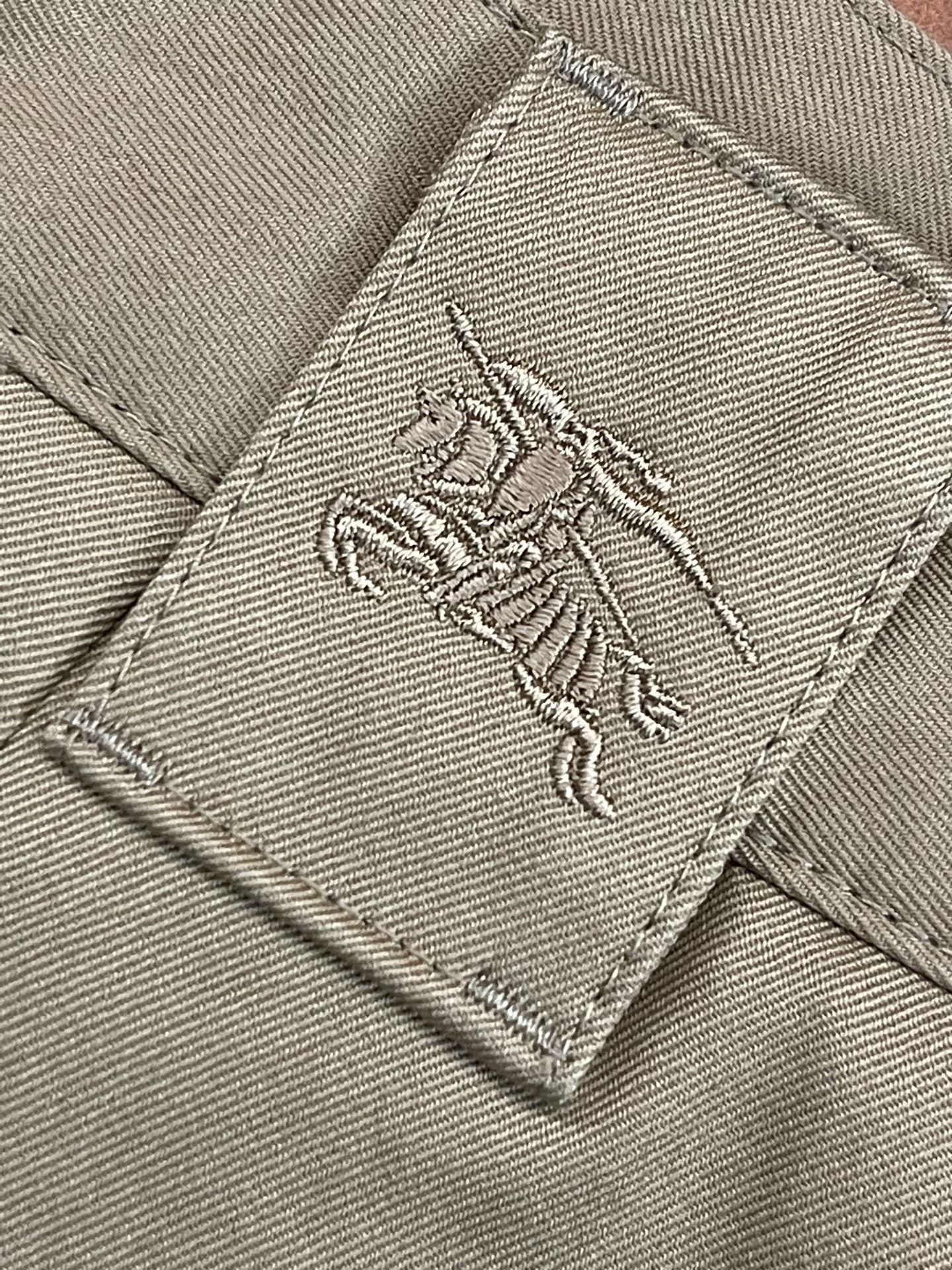 Burberry Burberry SS23 Solid Equestrian Knight Embroidered Shorts Men's Size US 35 - 3 Thumbnail
