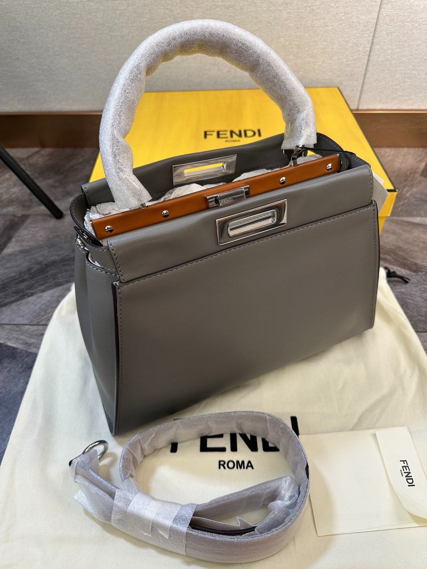 Fendi Fendi Classic Peekaboo New Medium Size ONE SIZE - 5 Thumbnail