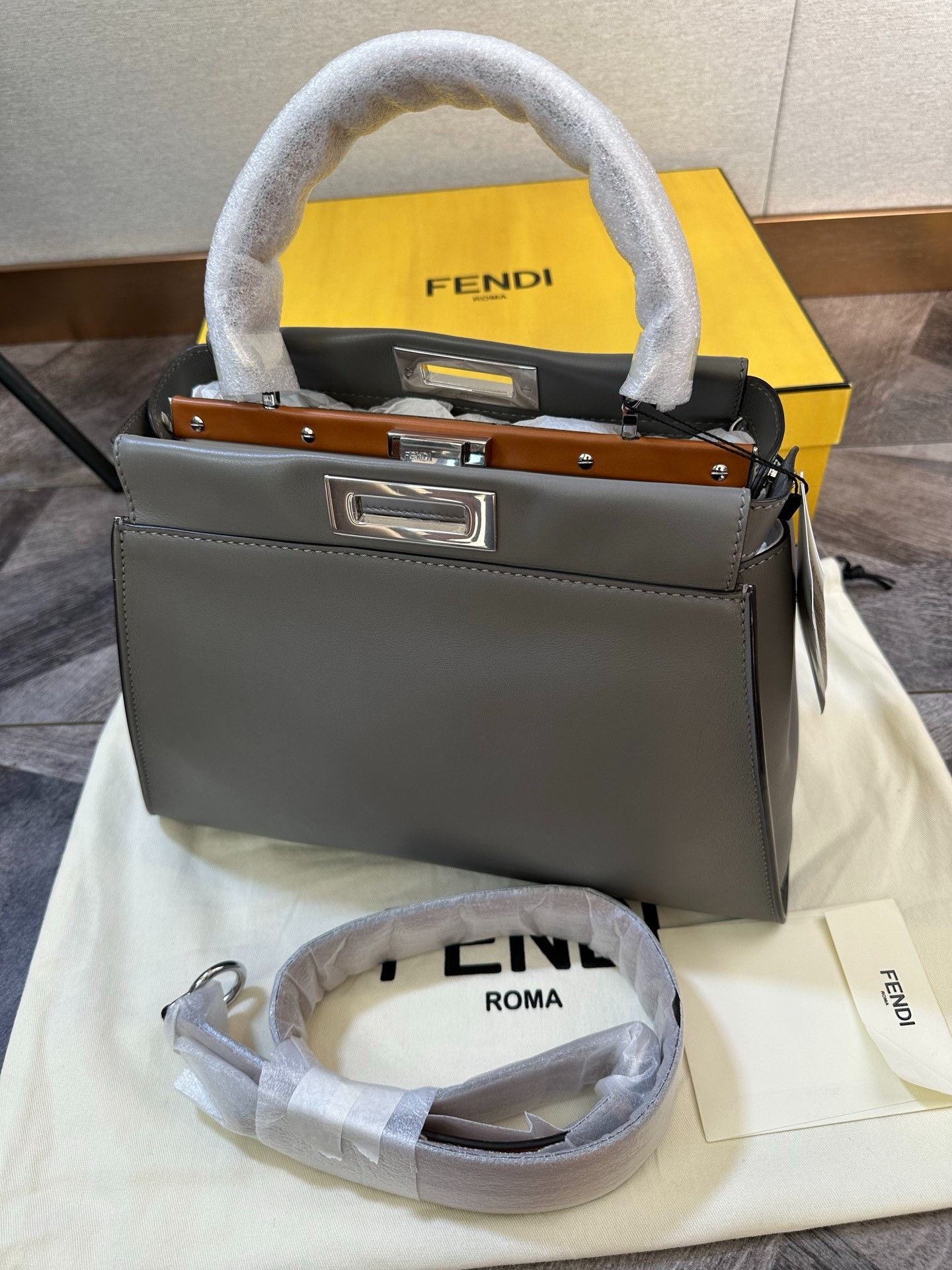 Fendi Fendi Classic Peekaboo New Medium Size ONE SIZE - 6 Thumbnail
