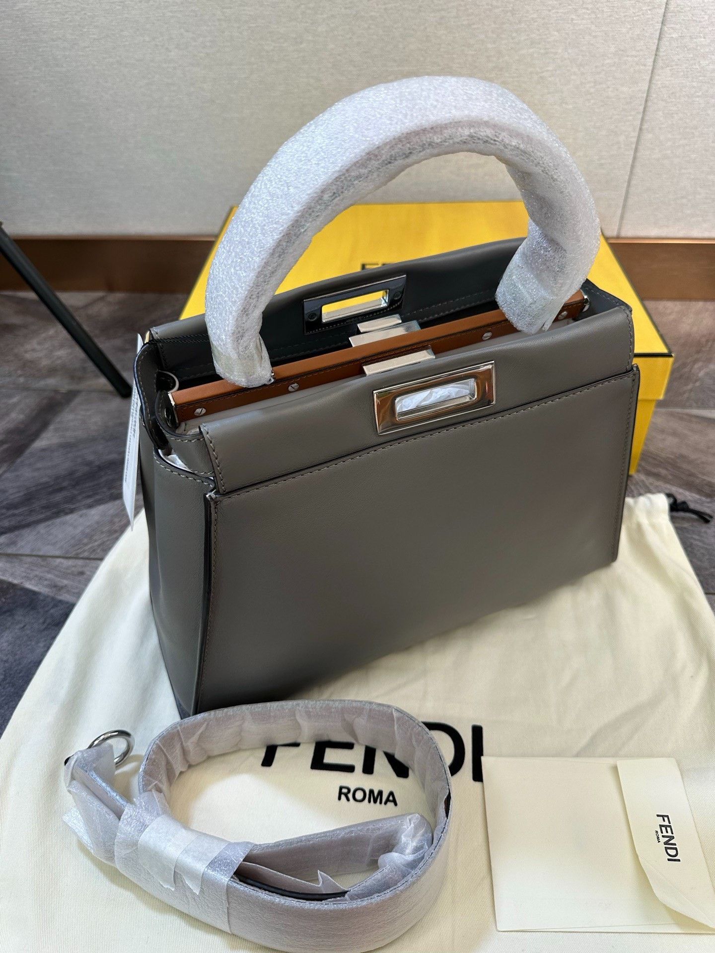Fendi Fendi Classic Peekaboo New Medium Size ONE SIZE - 2 Thumbnail