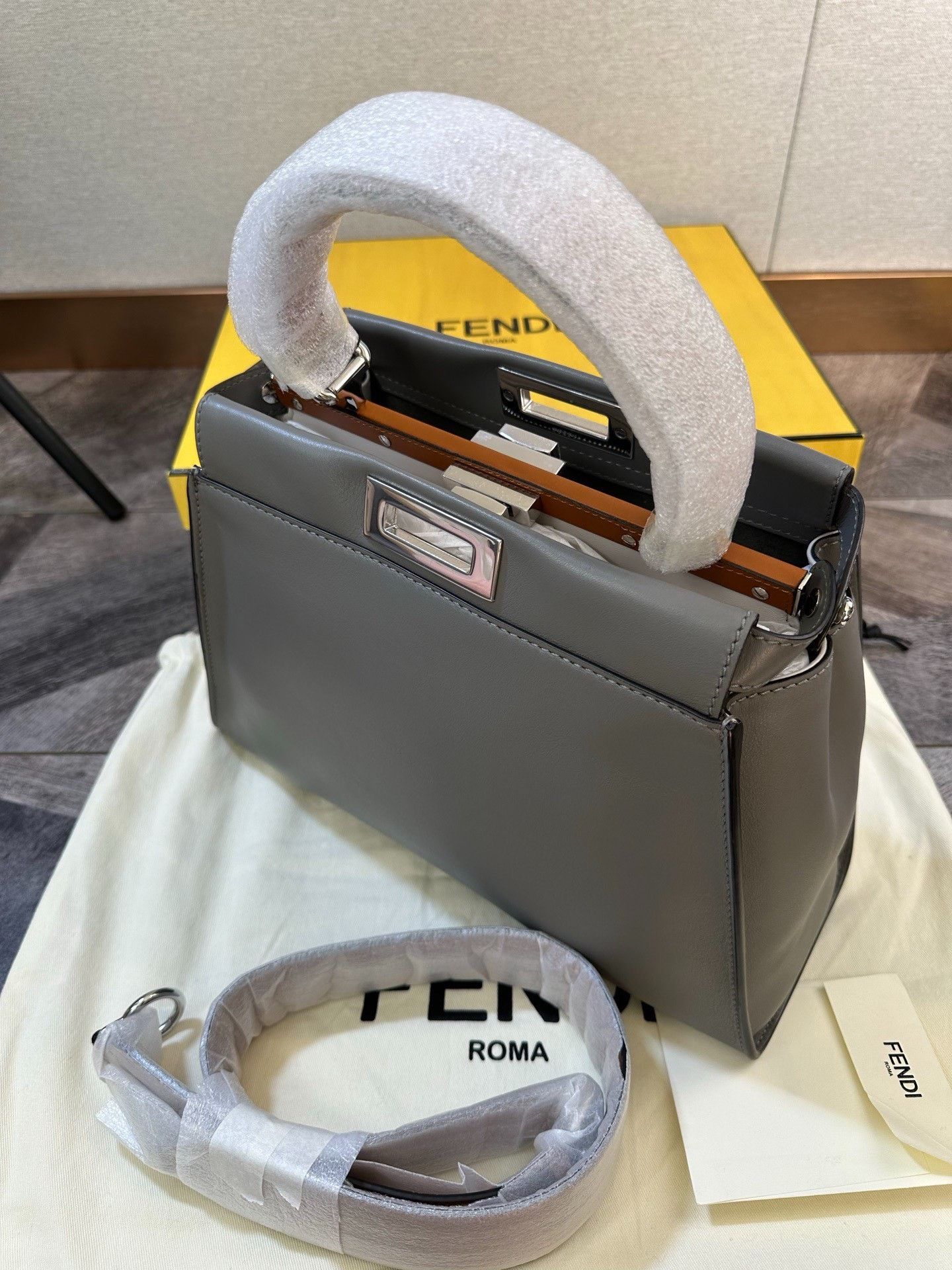 Fendi Fendi Classic Peekaboo New Medium Size ONE SIZE - 3 Thumbnail