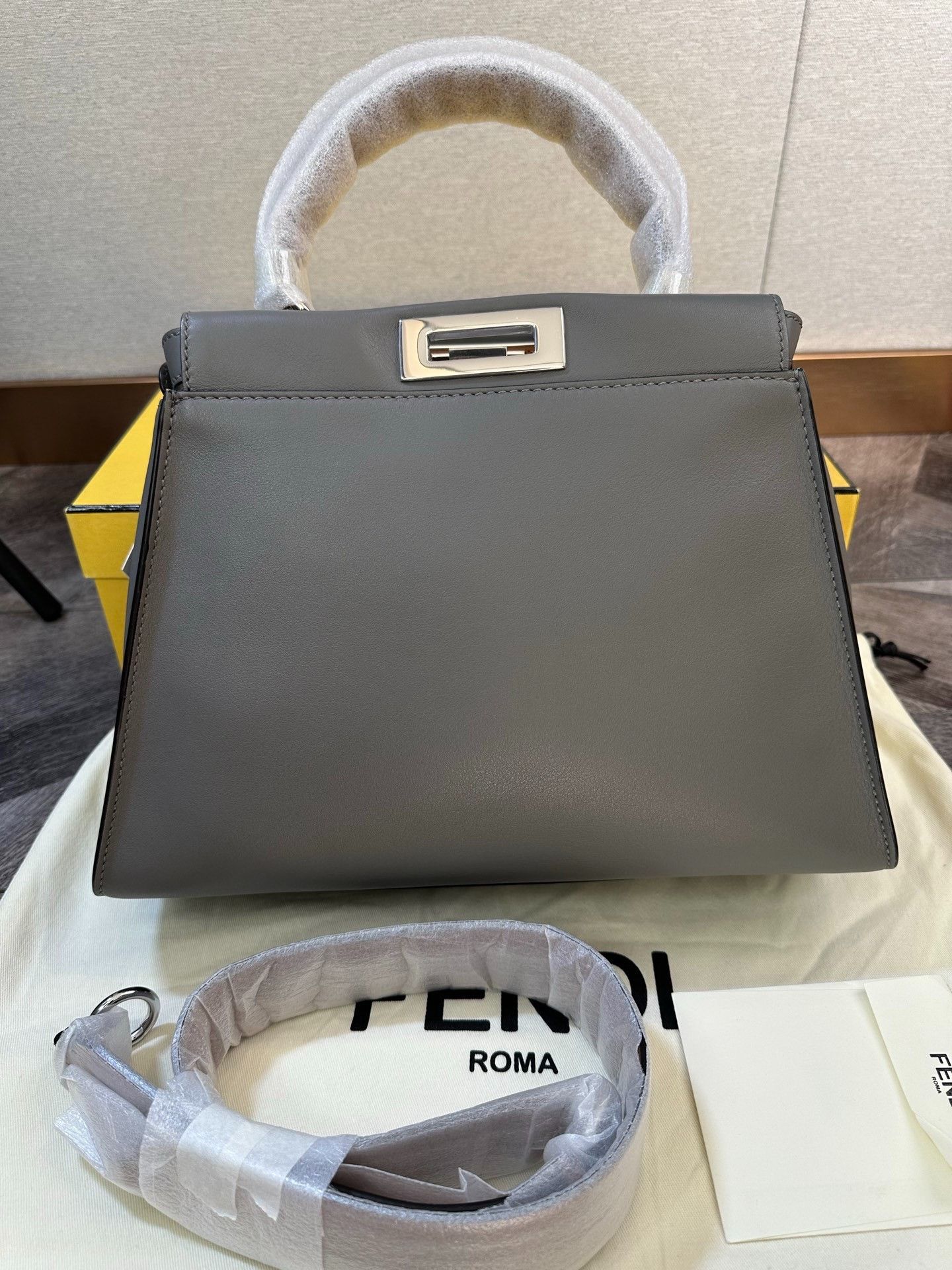 Fendi Fendi Classic Peekaboo New Medium Size ONE SIZE - 4 Thumbnail