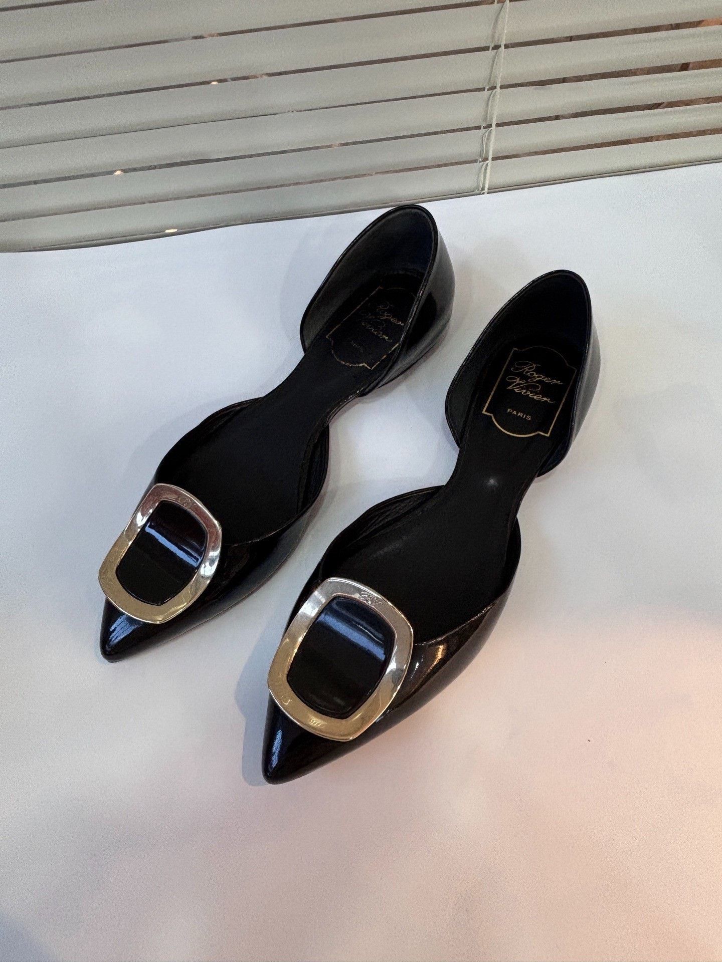 Roger Vivier RV Black Patent Leather Flats Size US 5 / IT 35 - 6 Thumbnail