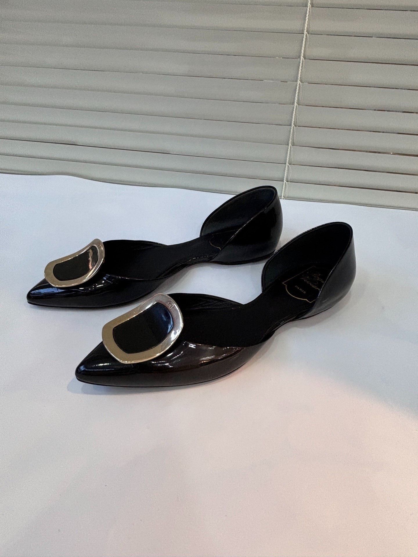 Roger Vivier RV Black Patent Leather Flats Size US 5 / IT 35 - 7 Thumbnail