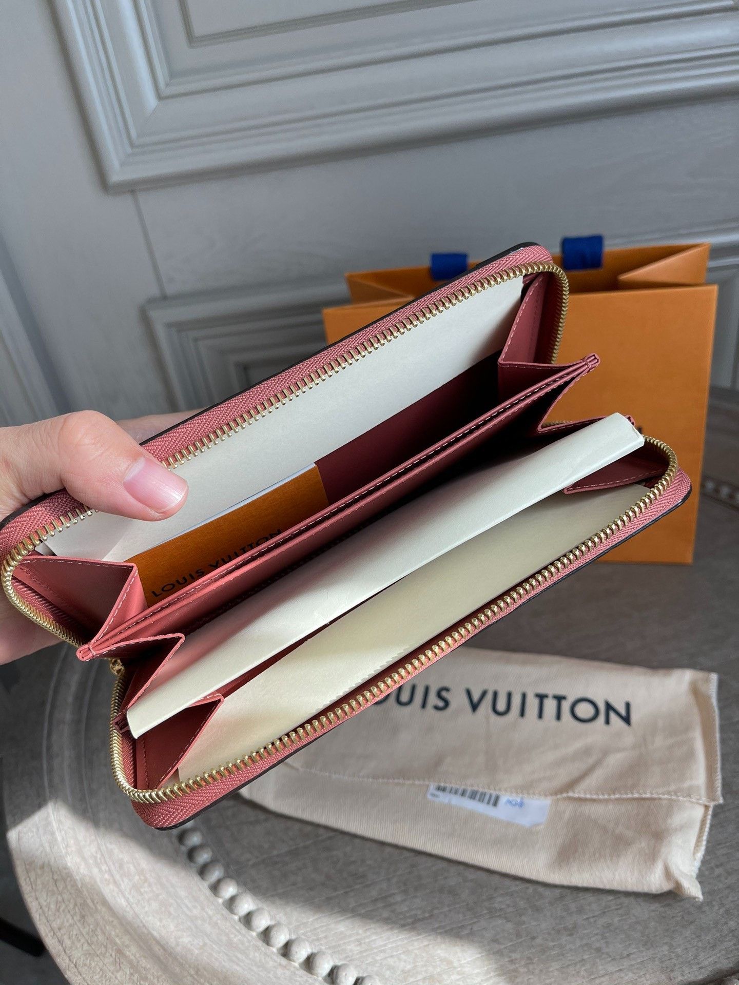 Louis Vuitton Louis Vuitton Patent Leather Dog Zip Wallet Size ONE SIZE - 5 Thumbnail
