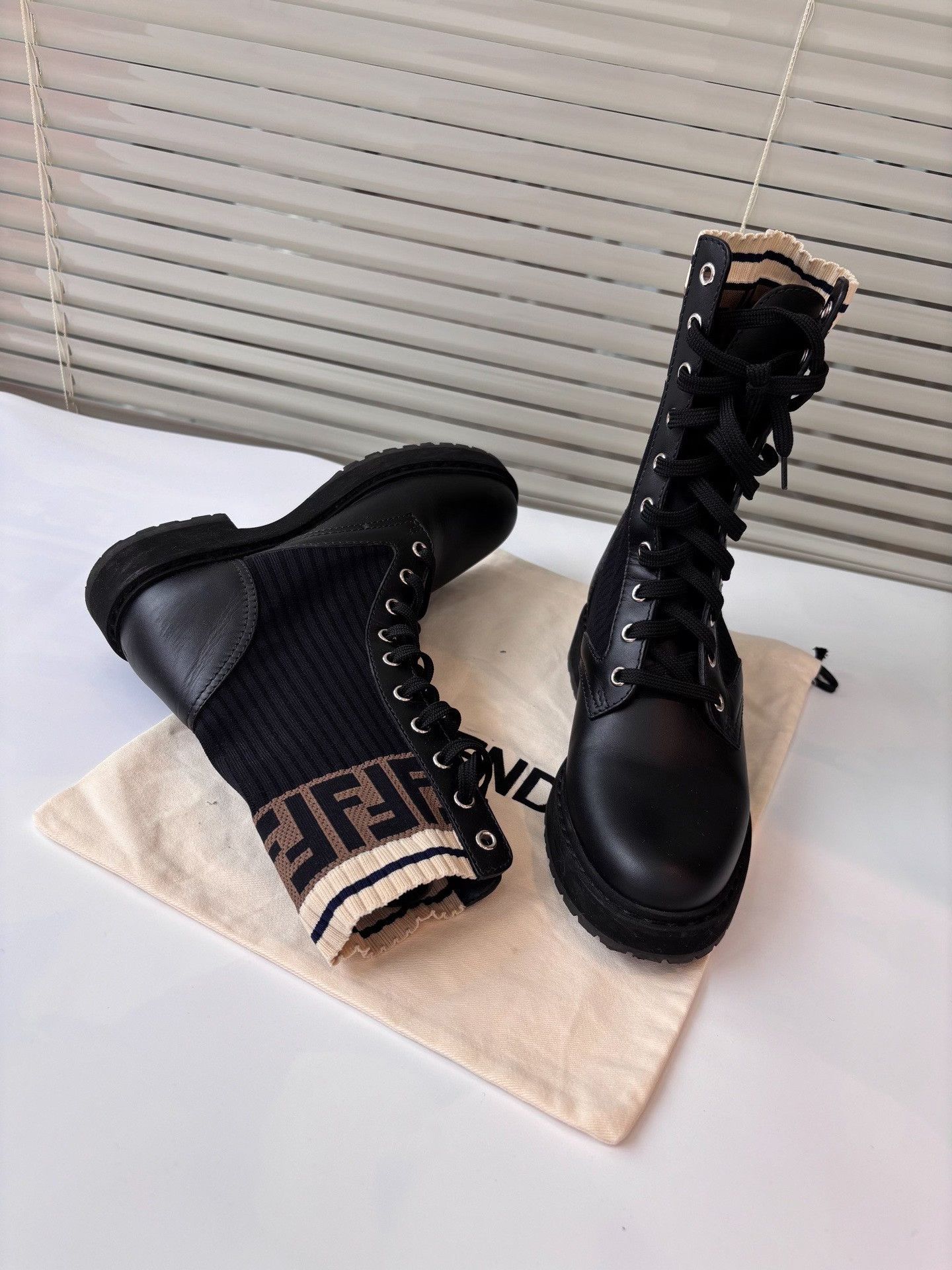 Fendi Fendi Black Leather Knit Logo Boots Size US 5 / IT 35 - 6 Thumbnail