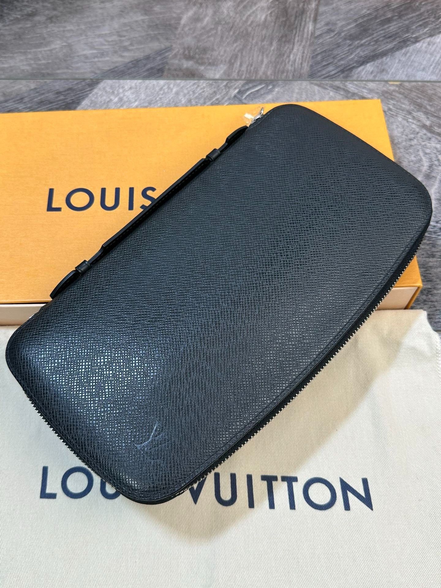 Louis Vuitton Louis Vuitton Atoll Men's Large Leather Clutch Size ONE SIZE - 4 Thumbnail