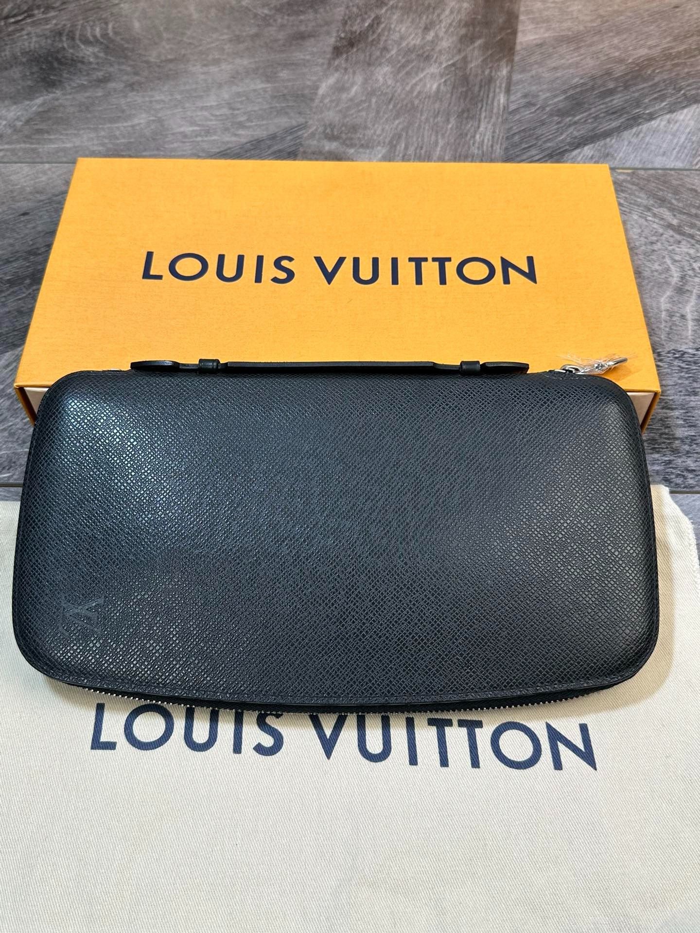 Louis Vuitton Louis Vuitton Atoll Men's Large Leather Clutch Size ONE SIZE - 3 Thumbnail