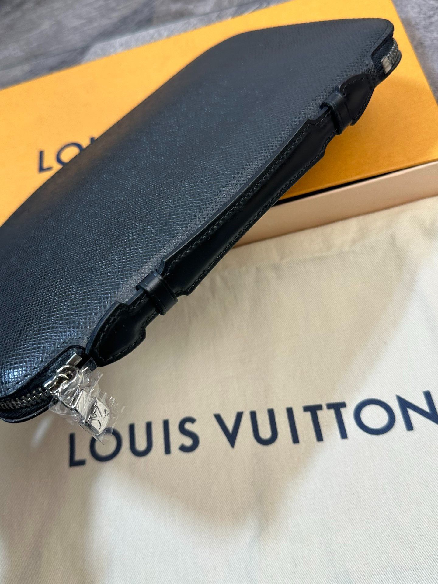 Louis Vuitton Louis Vuitton Atoll Men's Large Leather Clutch Size ONE SIZE - 6 Thumbnail