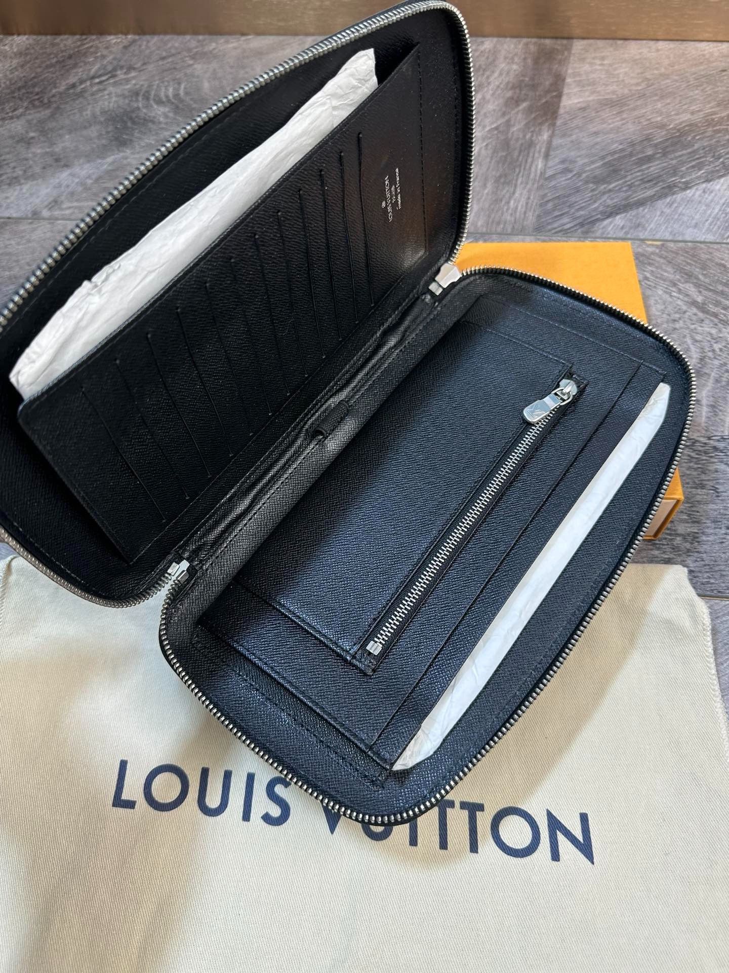 Louis Vuitton Louis Vuitton Atoll Men's Large Leather Clutch Size ONE SIZE - 5 Thumbnail