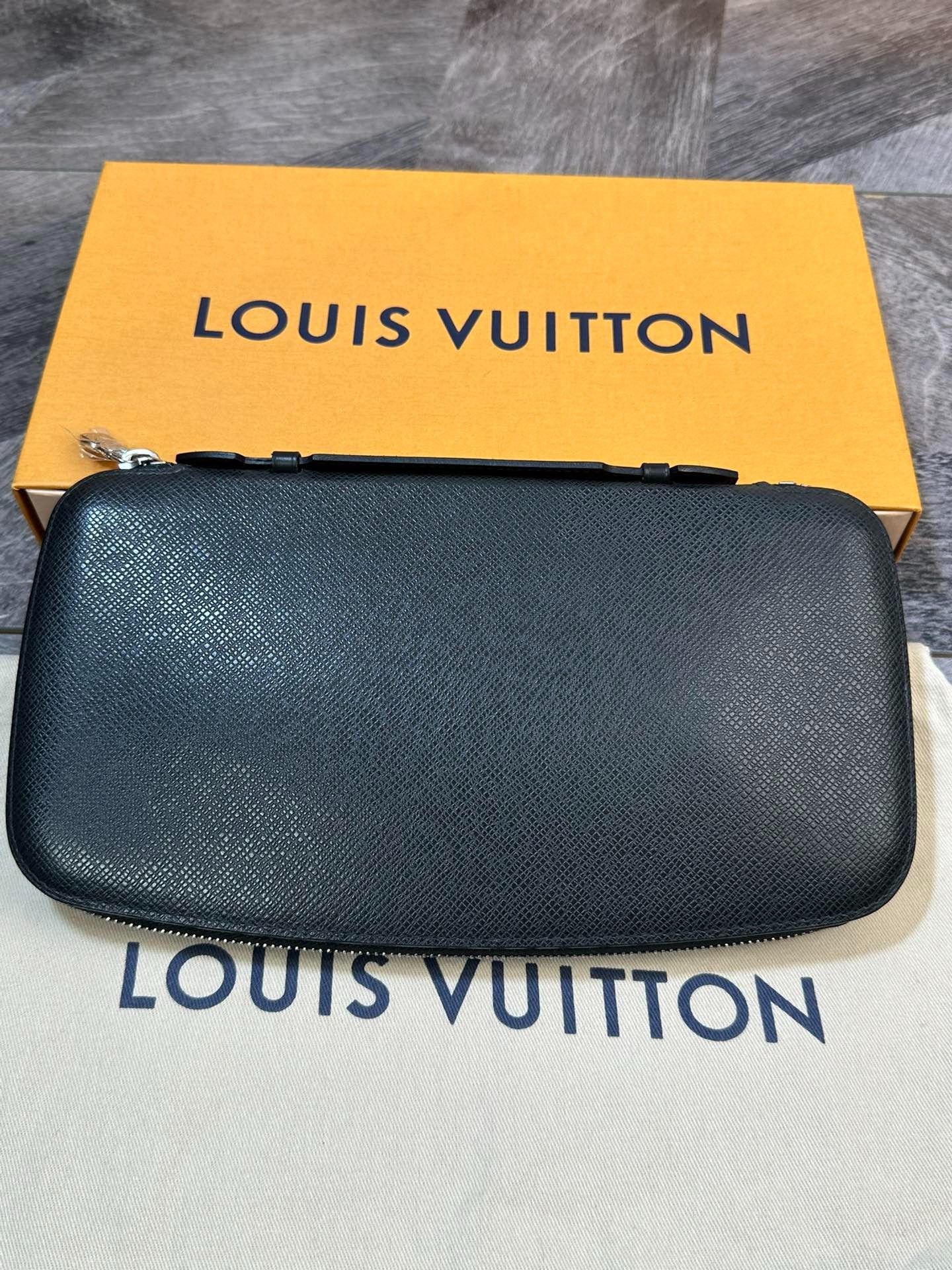 Louis Vuitton Louis Vuitton Atoll Men's Large Leather Clutch Size ONE SIZE - 2 Thumbnail