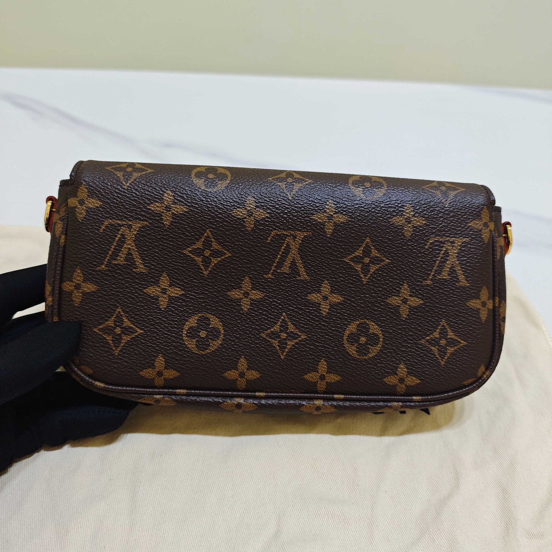 Louis Vuitton Louis Vuitton Ivy WOC Bag Size ONE SIZE - 3 Thumbnail