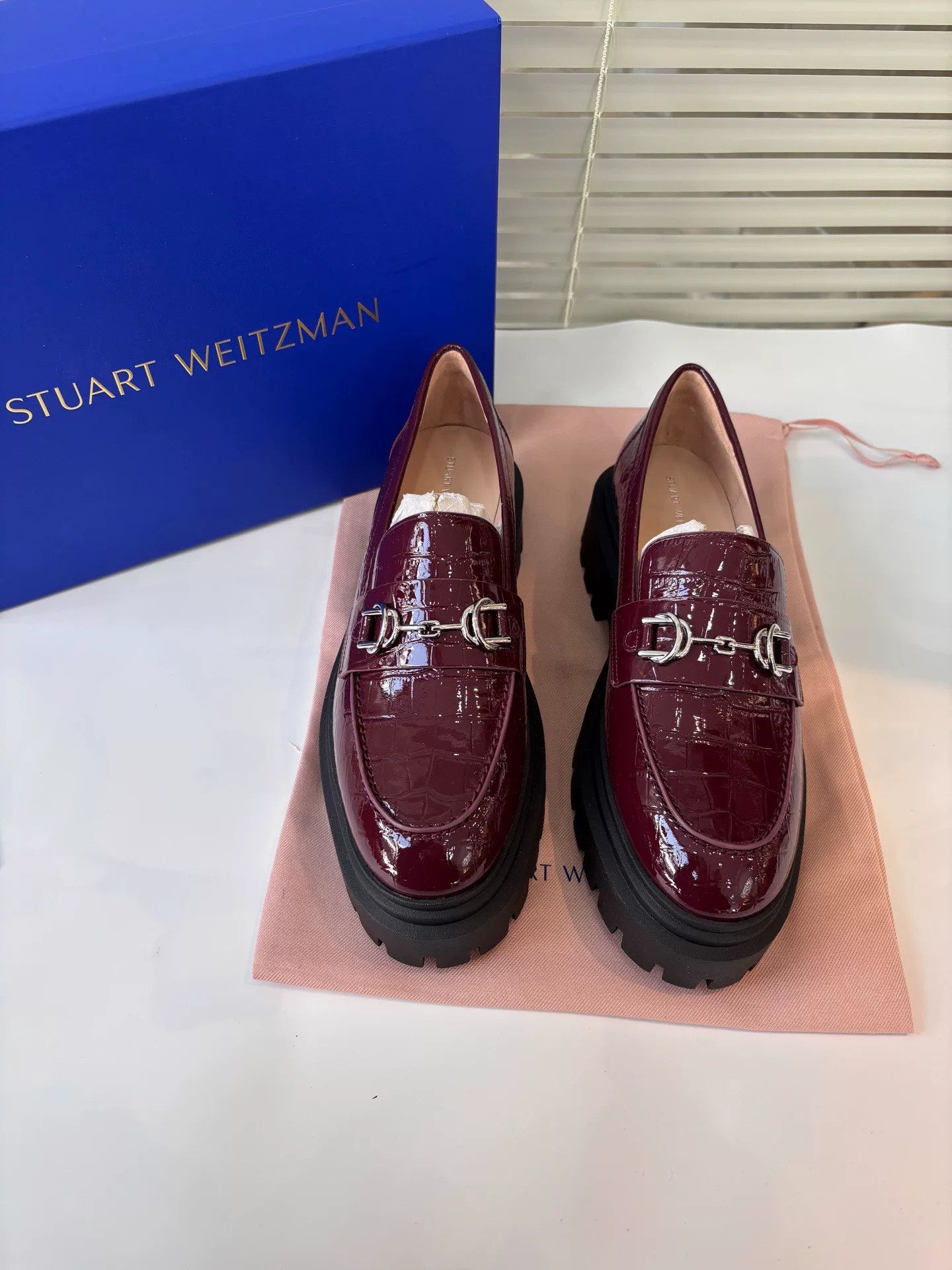 Stuart Weitzman Stuart Weitzman Burgundy Croc Platform Loafers Size US 7 / IT 37 - 3 Thumbnail