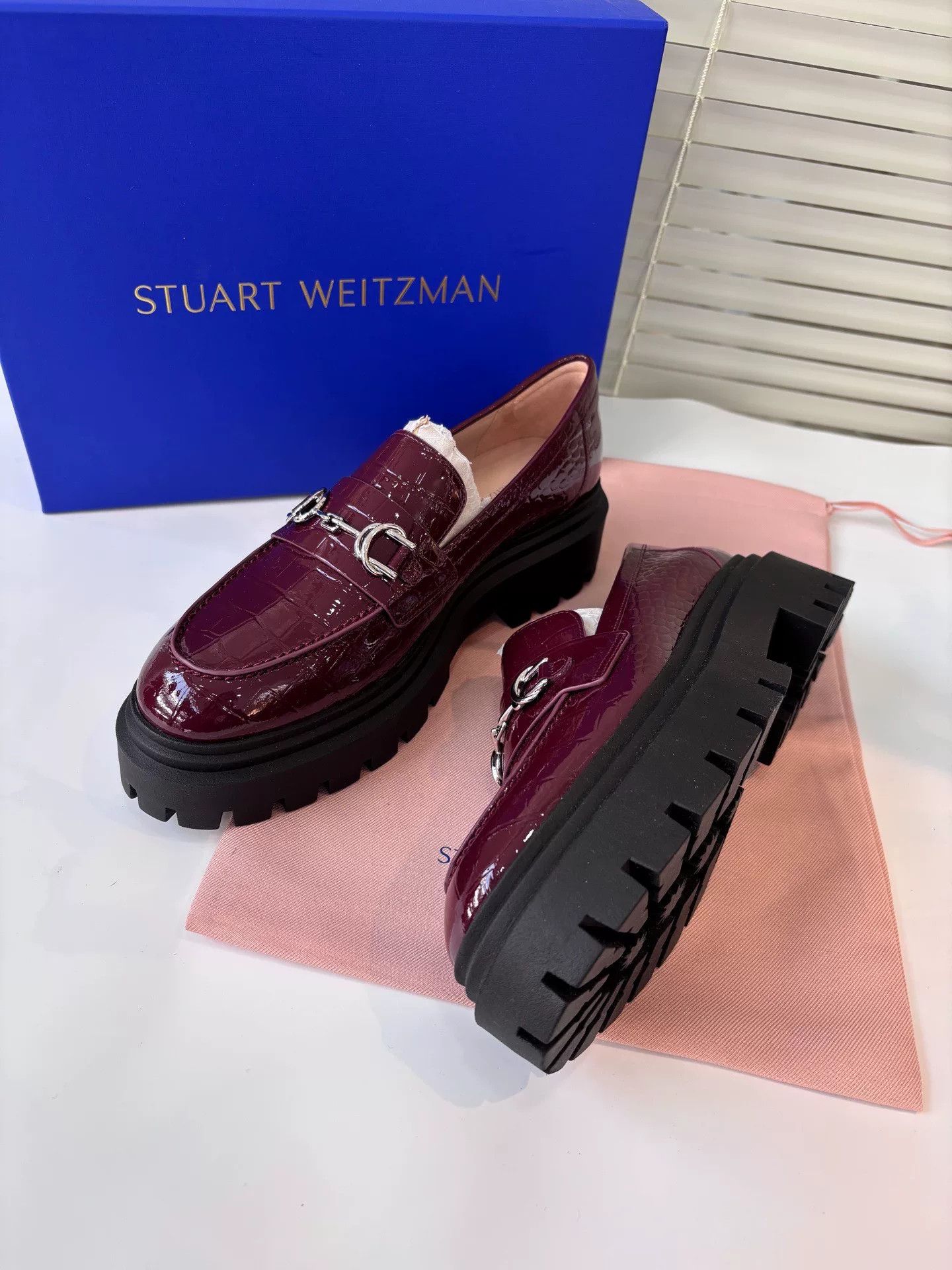 Stuart Weitzman Stuart Weitzman Burgundy Croc Platform Loafers Size US 7 / IT 37 - 8 Thumbnail