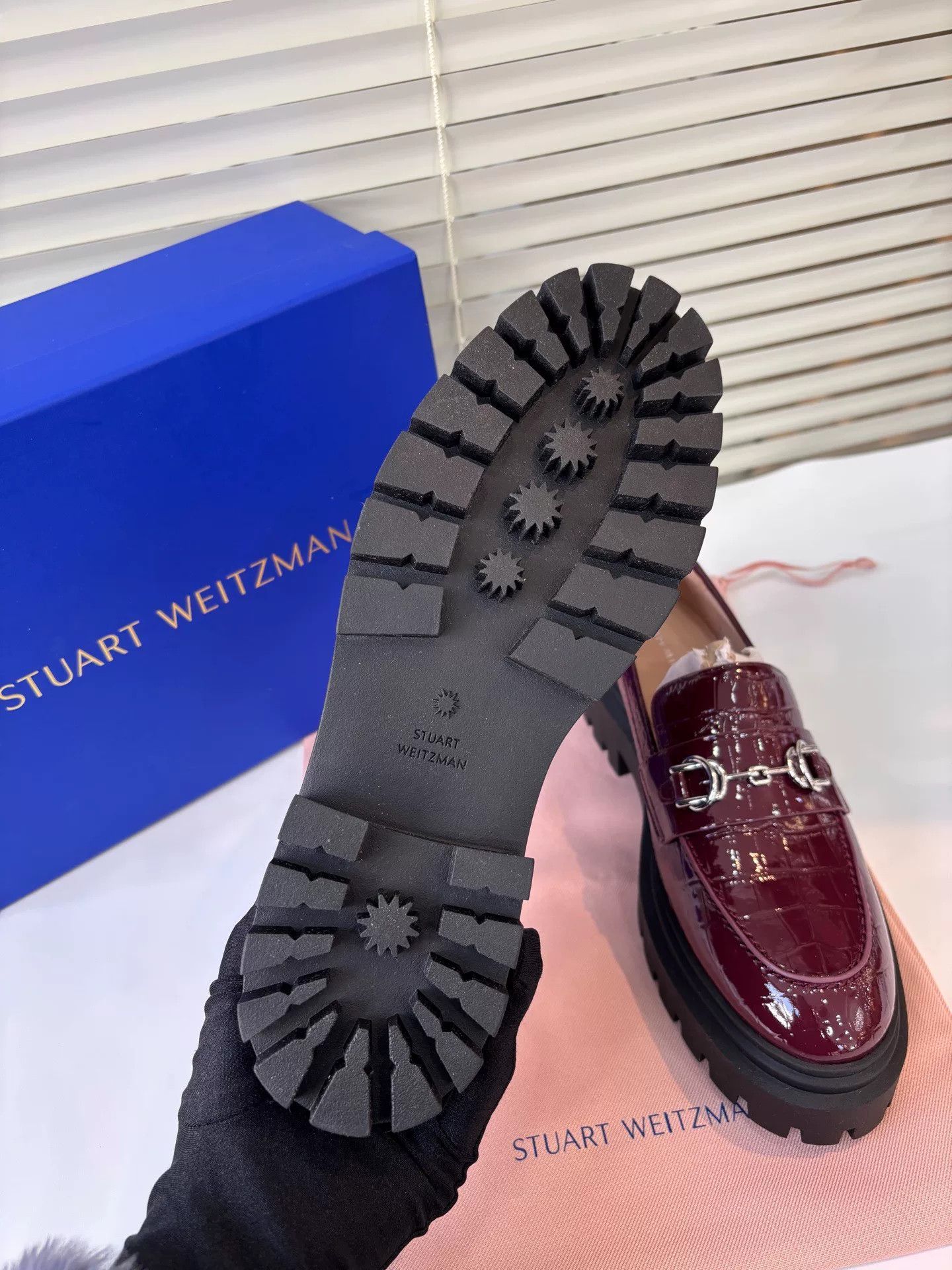 Stuart Weitzman Stuart Weitzman Burgundy Croc Platform Loafers Size US 7 / IT 37 - 4 Thumbnail