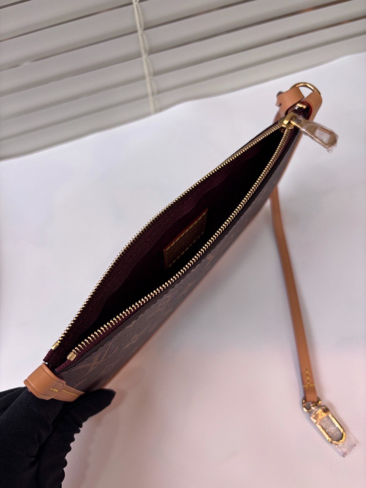Louis Vuitton LV Classic Monogram Carryall Pouch Size ONE SIZE - 4 Thumbnail