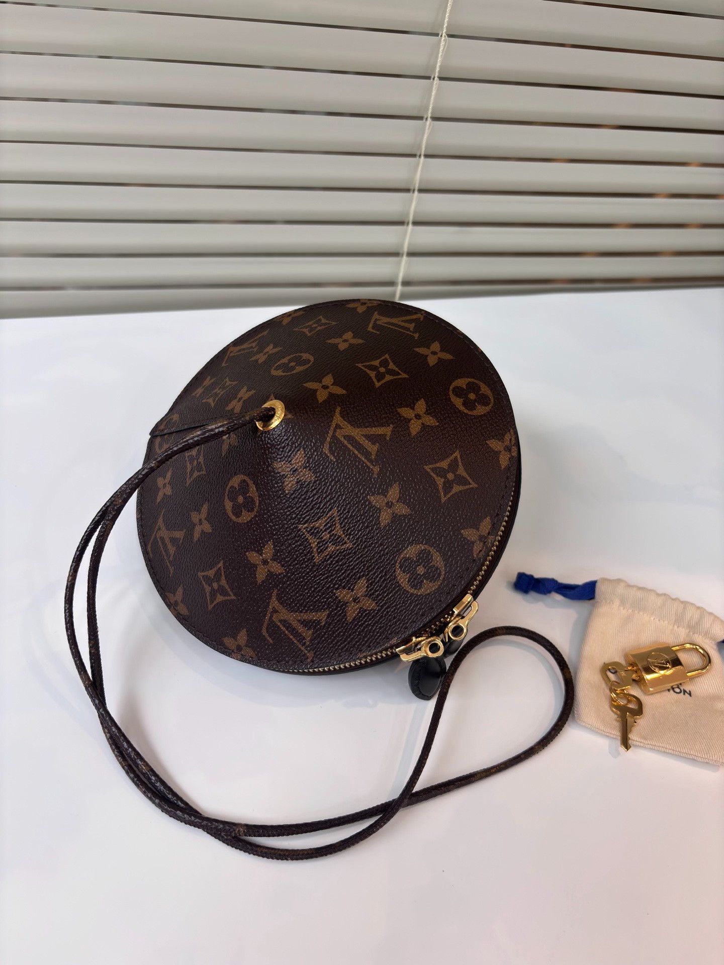 Louis Vuitton LV Monogram UFO Runway Bag Size ONE SIZE - 3 Thumbnail