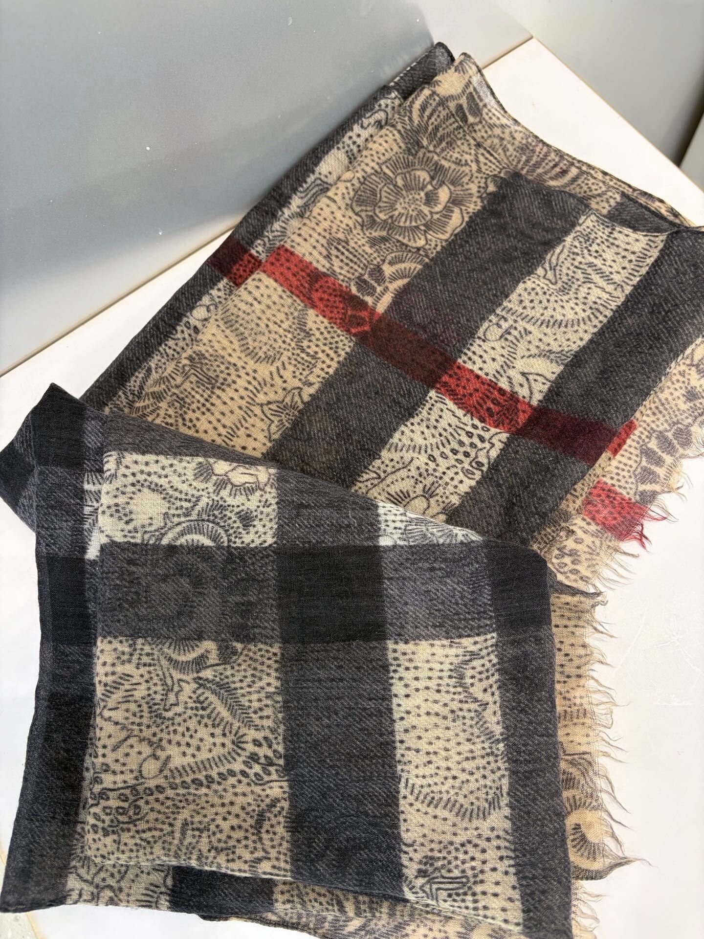 Burberry Burberry Beige Cashmere Scarf Size ONE SIZE - 2 Thumbnail