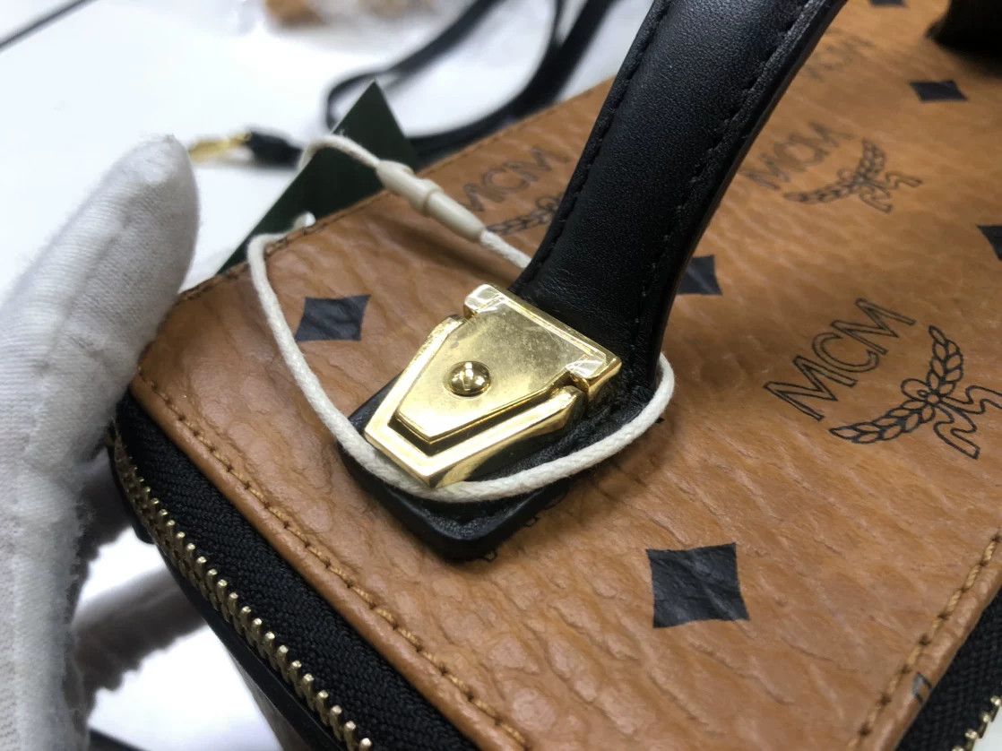 MCM MCM Retro Printed Gold Shoulder Bag Women Size ONE SIZE - 8 Thumbnail