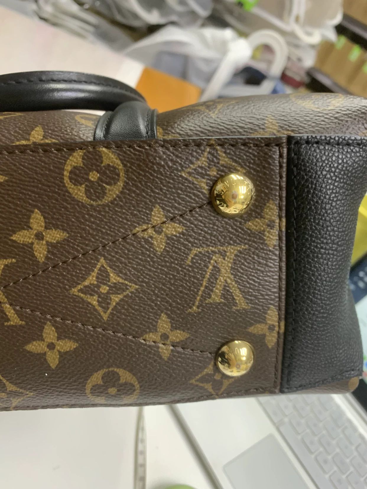 Louis Vuitton Louis Vuitton Gold Shoulder Bag 29 Women Size ONE SIZE - 9 Thumbnail