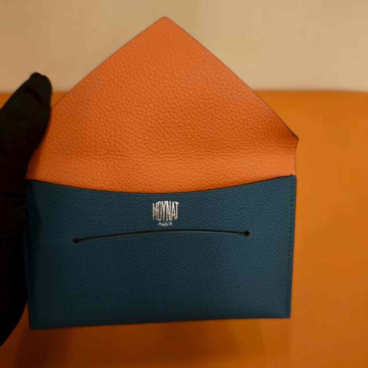 Moynat Moynat V-Shaped Cowhide Passport Holder Size ONE SIZE - 3 Thumbnail